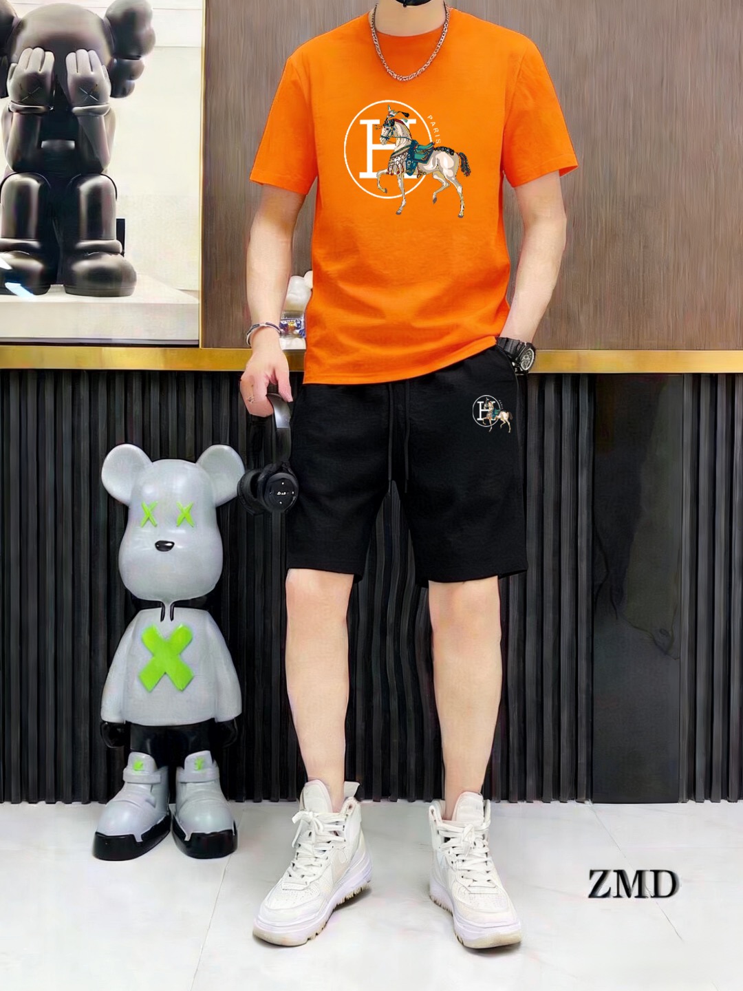 Hermès 品牌：爱马仕 2026新款男士短袖短裤套装 销售 市面高端版本 手感细腻柔软 让你穿着更加舒适 立体裁剪版型超赞 尺码:M-5XL下单请报身高体重