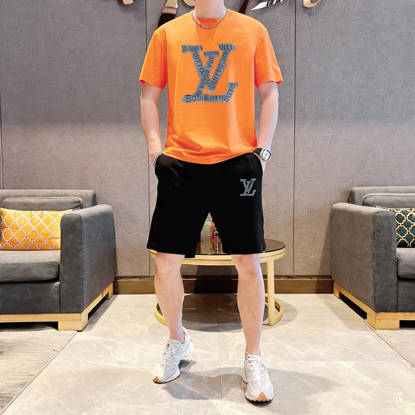 Unknown 品牌：LV 2026新款男士短袖短裤套装 销售 市面高端版本 手感细腻柔软 让你穿着更加舒适 立体裁剪版型超赞 尺码:M-5XL下单请报身高体重