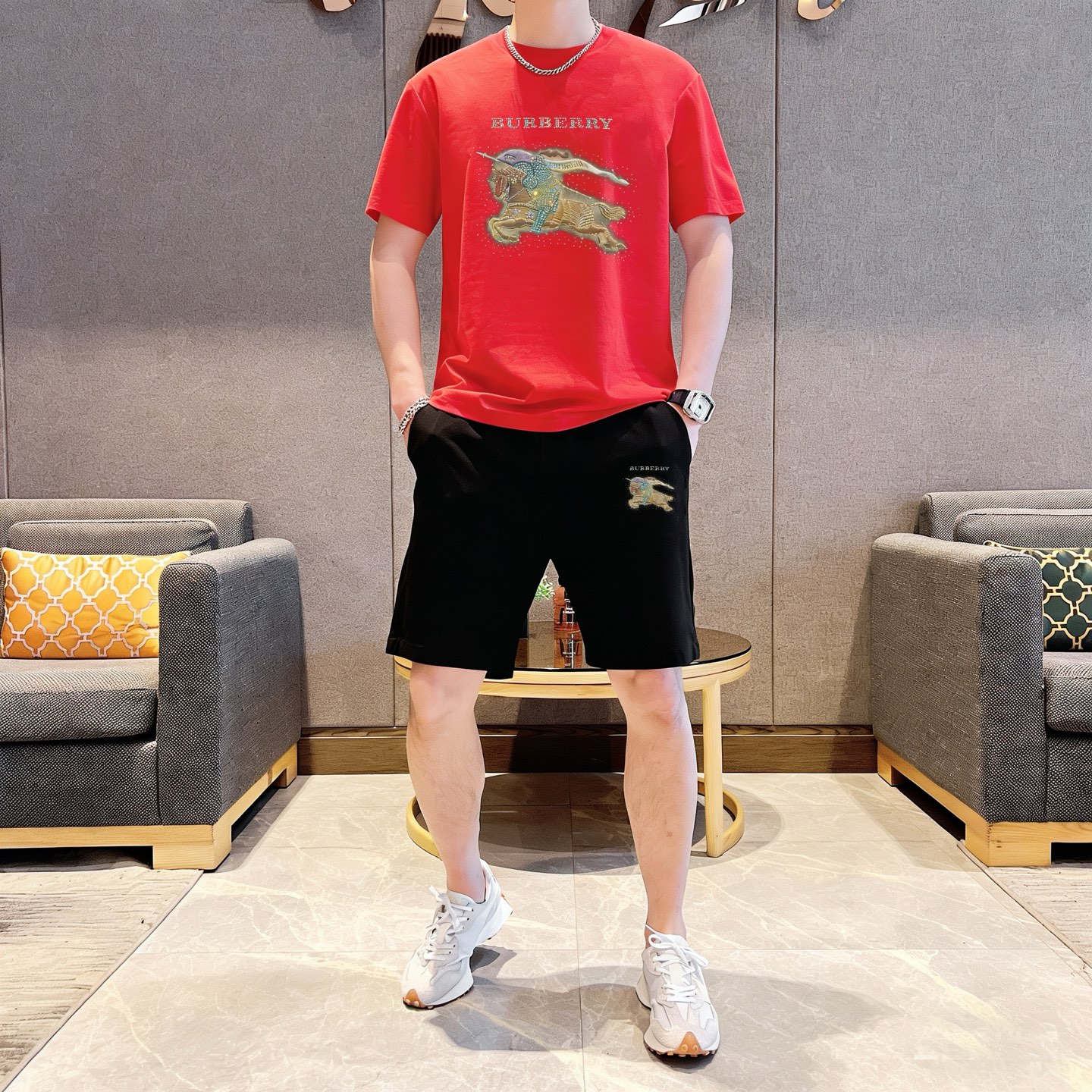 Burberry 品牌：巴宝莉 2026新款男士短袖短裤套装 销售 市面高端版本 手感细腻柔软 让你穿着更加舒适 立体裁剪版型超赞 尺码:M-5XL下单请报身高体重