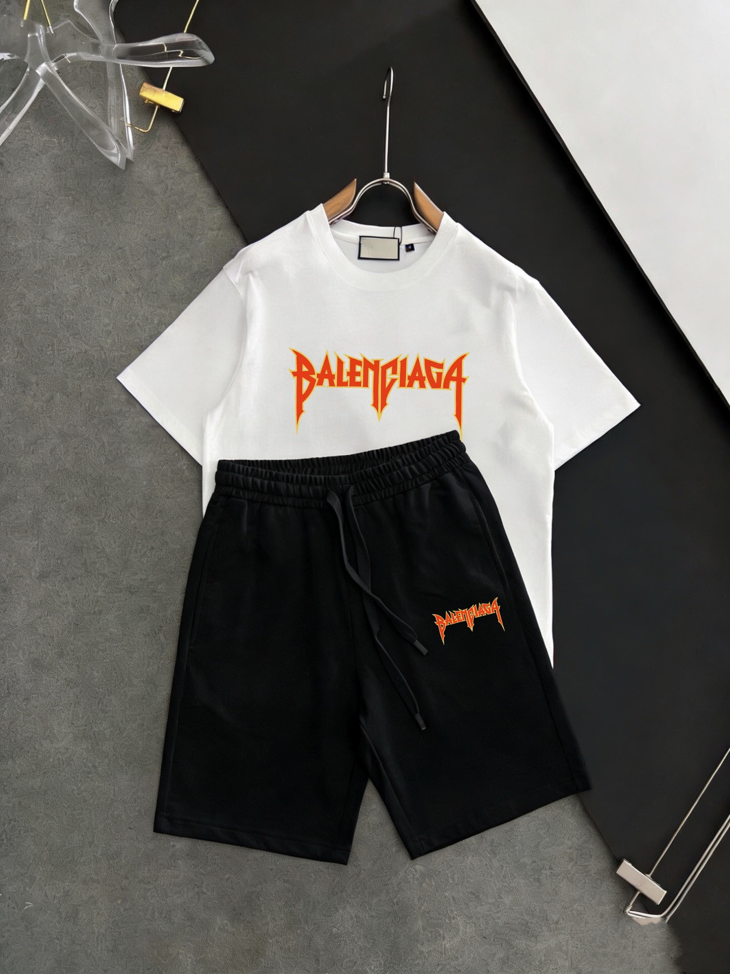 Balenciaga 品牌： 巴黎世家 2026新款男士短袖短裤套装 销售 市面高端版本 手感细腻柔软 让你穿着更加舒适 立体裁剪版型超赞 尺码:M-5XL下单请报身高体重