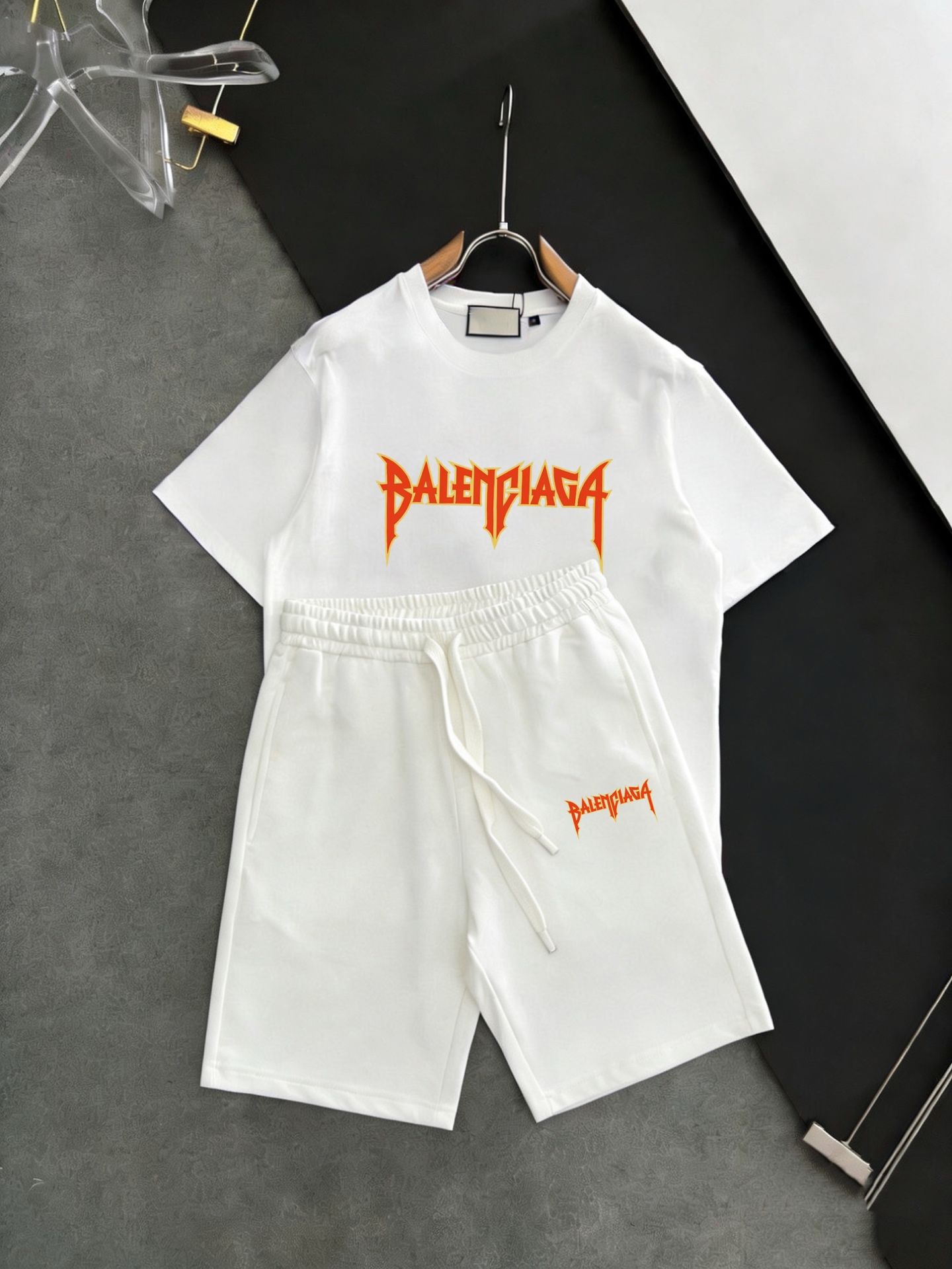 Balenciaga 品牌： 巴黎世家 2026新款男士短袖短裤套装 销售 市面高端版本 手感细腻柔软 让你穿着更加舒适 立体裁剪版型超赞 尺码:M-5XL下单请报身高体重