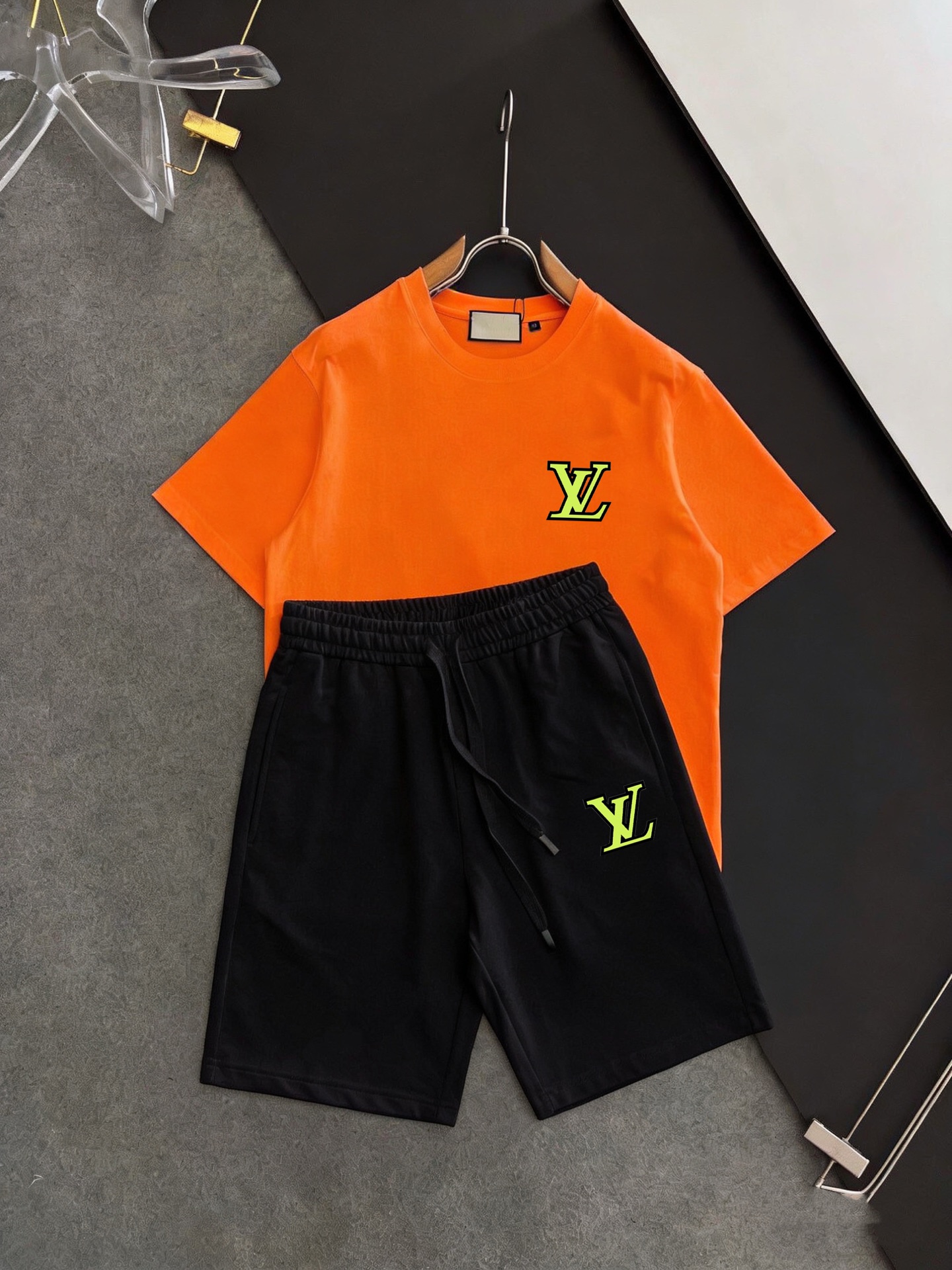 Unknown 品牌：LV 2026新款男士短袖短裤套装 销售 市面高端版本 手感细腻柔软 让你穿着更加舒适 立体裁剪版型超赞 尺码:M-5XL下单请报身高体重
