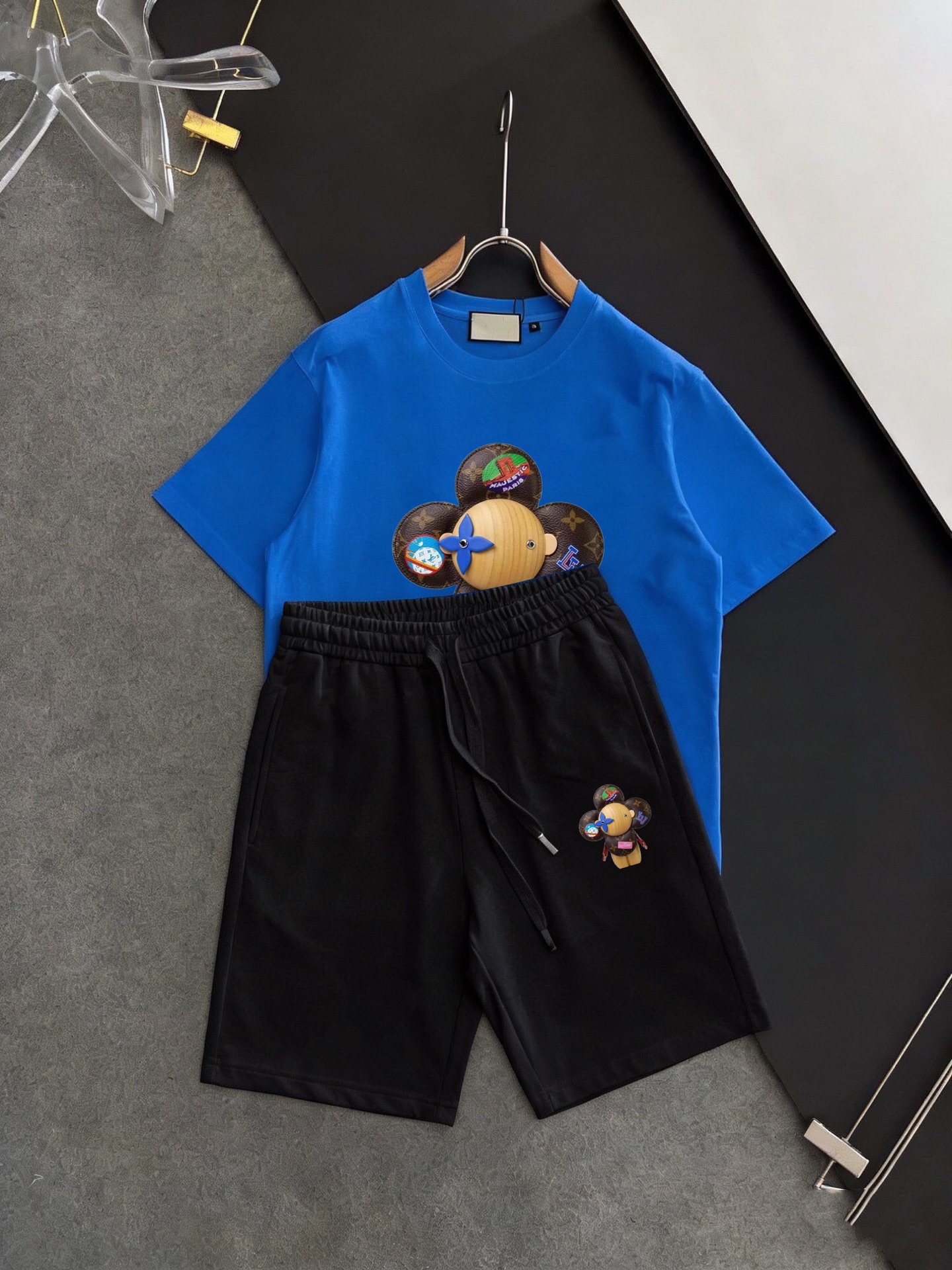 Unknown 品牌：LV 2026新款男士短袖短裤套装 销售 市面高端版本 手感细腻柔软 让你穿着更加舒适 立体裁剪版型超赞 尺码:M-5XL下单请报身高体重
