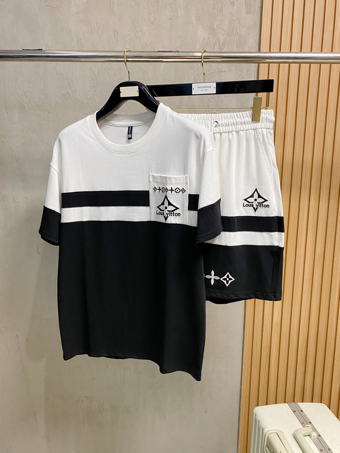 Unknown 品牌：LV 2026圆领短袖短裤套装 纯棉面料上身不会闷热 爽滑舒适的亲肤效果更加透气