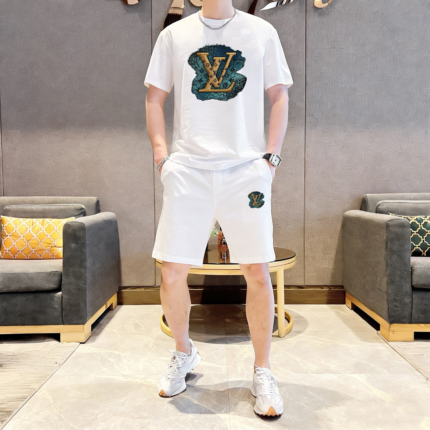 Unknown 品牌：LV 2026新款男士短袖短裤套装 销售 市面高端版本 手感细腻柔软 让你穿着更加舒适 立体裁剪版型超赞 尺码:M-5XL下单请报身高体重