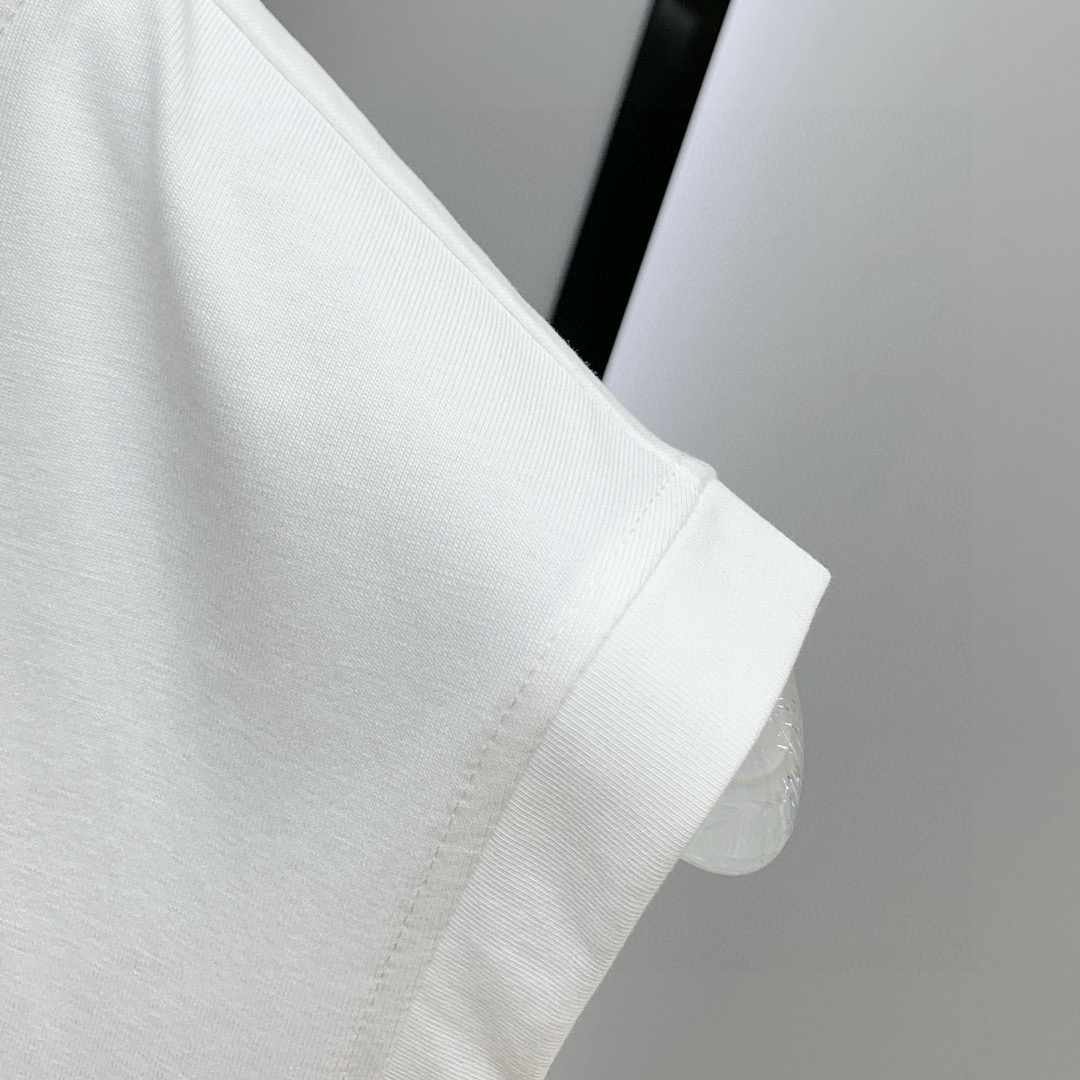 Burberry 品牌：巴宝莉 2026夏季新品背心T袖 简约款式 任何人都可以轻松驾驶 进口定制丝光棉面料 手软舒适有型 吸汗透气