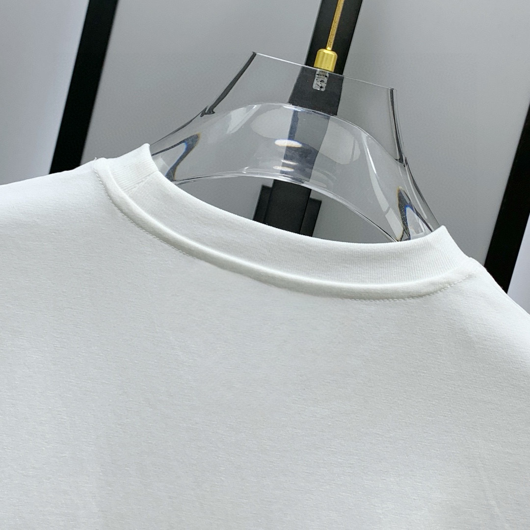 Burberry 品牌：巴宝莉 2026夏季新品背心T袖 简约款式 任何人都可以轻松驾驶 进口定制丝光棉面料 手软舒适有型 吸汗透气