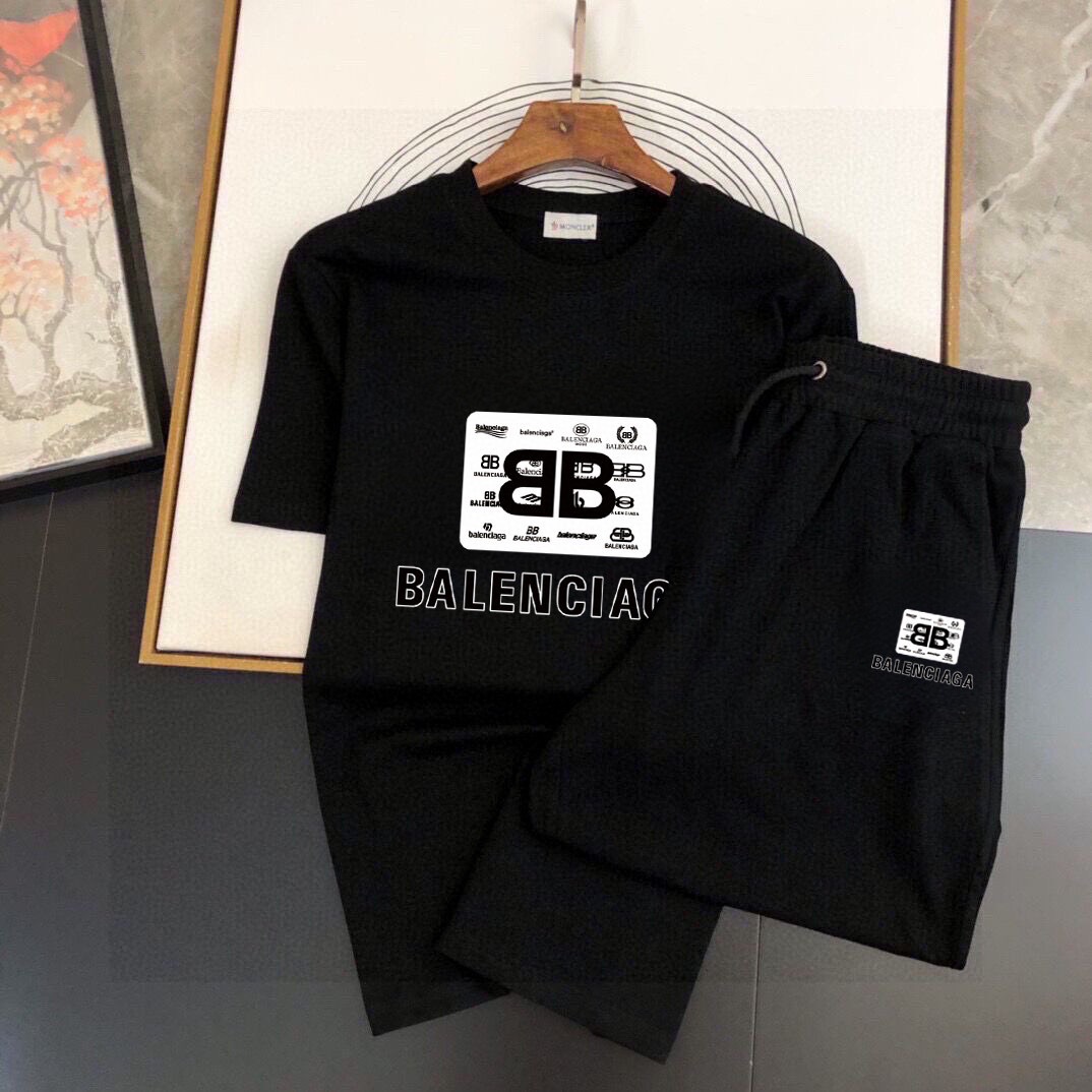 Balenciaga 品牌： 巴黎世家 2026新款男士短袖短裤套装 销售 市面高端版本 手感细腻柔软 让你穿着更加舒适 立体裁剪版型超赞 尺码:M-5XL下单请报身高体重