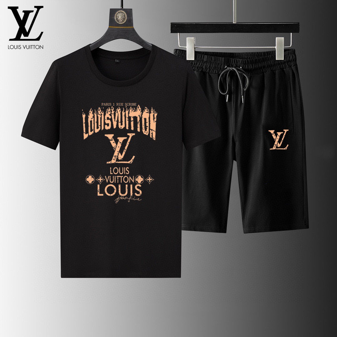 Unknown 品牌：LV 2026新款男士短袖短裤套装 销售 市面高端版本 手感细腻柔软 让你穿着更加舒适 立体裁剪版型超赞 尺码:M-5XL下单请报身高体重