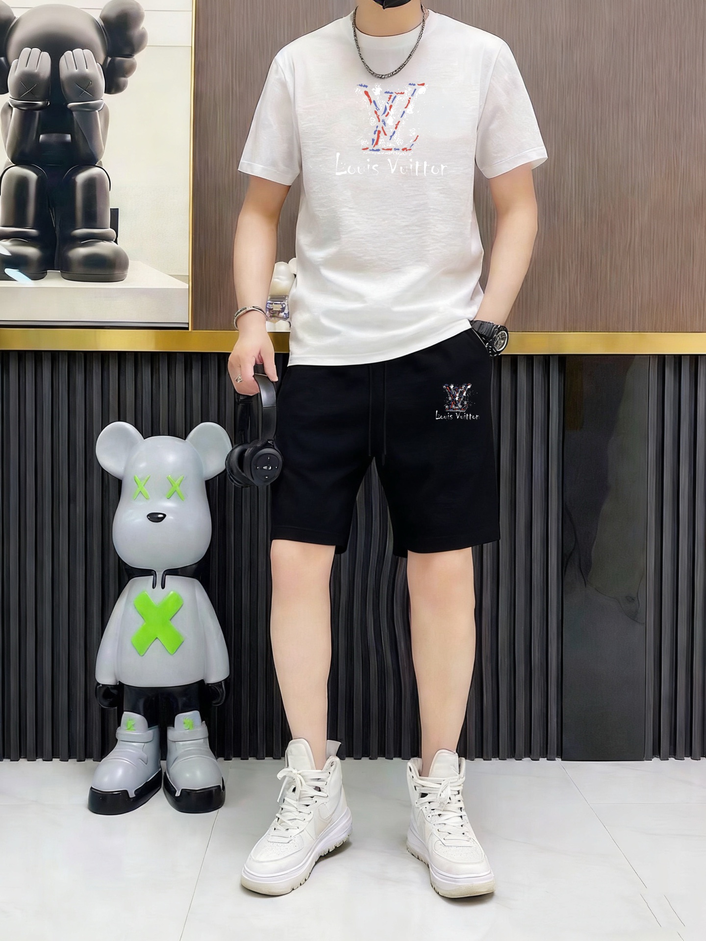 Unknown 品牌：LV 2026新款男士短袖短裤套装 销售 市面高端版本 手感细腻柔软 让你穿着更加舒适 立体裁剪版型超赞 尺码:M-5XL下单请报身高体重