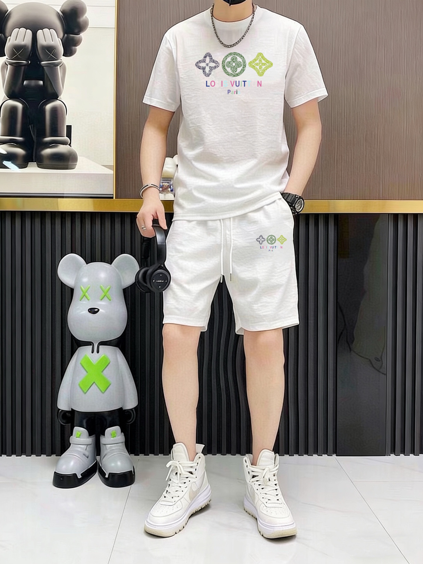 Unknown 品牌：LV 2026新款男士短袖短裤套装 销售 市面高端版本 手感细腻柔软 让你穿着更加舒适 立体裁剪版型超赞 尺码:M-5XL下单请报身高体重