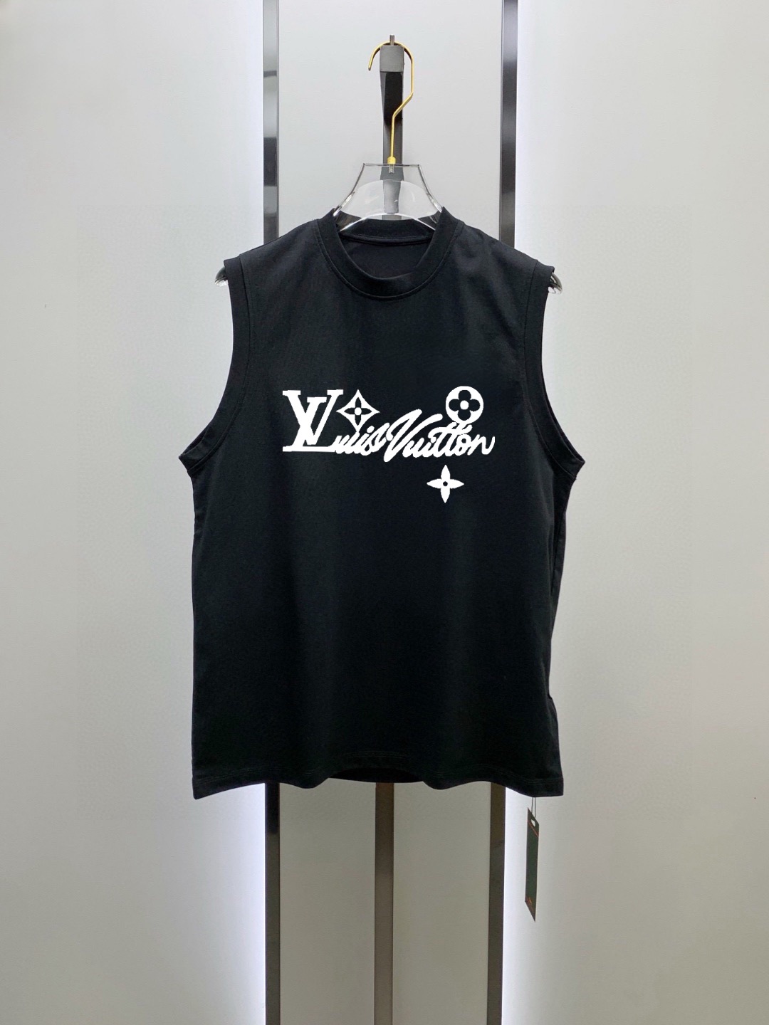 Unknown 品牌：LV 2026夏季新品背心T袖 简约款式 任何人都可以轻松驾驶 进口定制丝光棉面料 手软舒适有型 吸汗透气