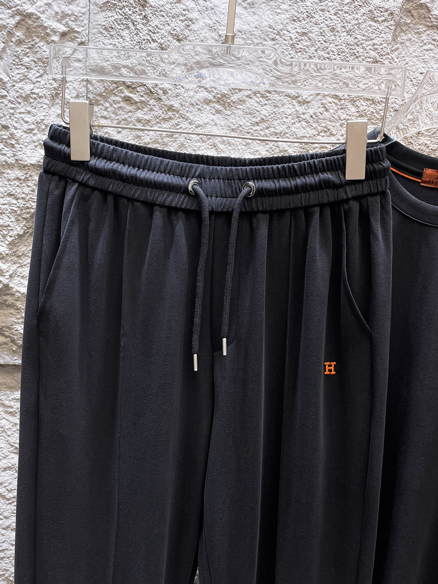 Hermès 品牌：爱马仕 2026圆领短袖长裤套装 丝光面料上身不会闷热 爽滑舒适的亲肤效果更加透气