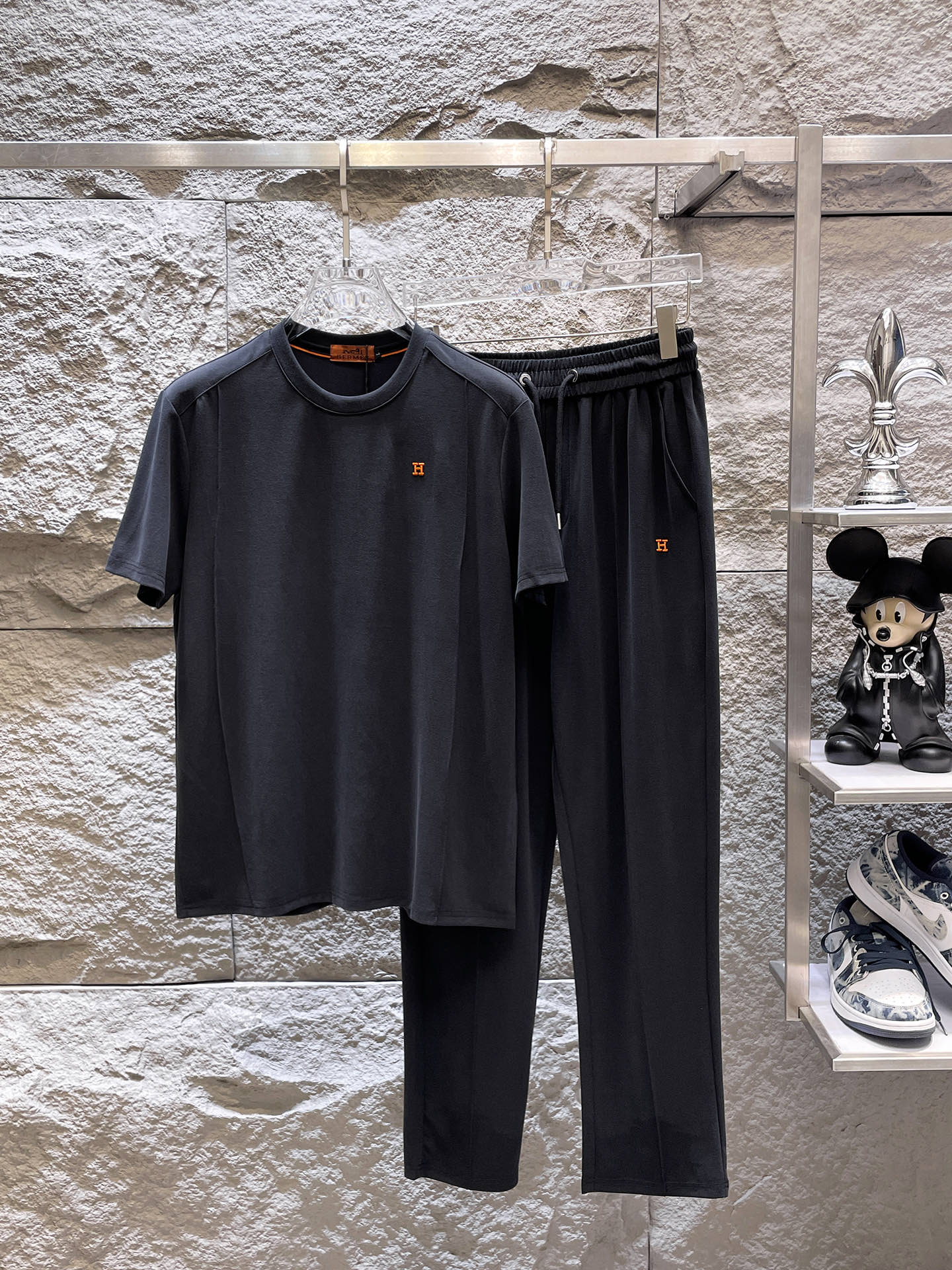 Hermès 品牌：爱马仕 2026圆领短袖长裤套装 丝光面料上身不会闷热 爽滑舒适的亲肤效果更加透气