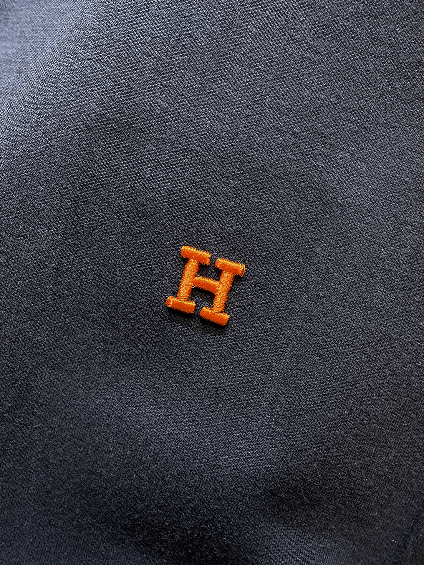 Hermès 品牌：爱马仕 2026圆领短袖长裤套装 丝光面料上身不会闷热 爽滑舒适的亲肤效果更加透气