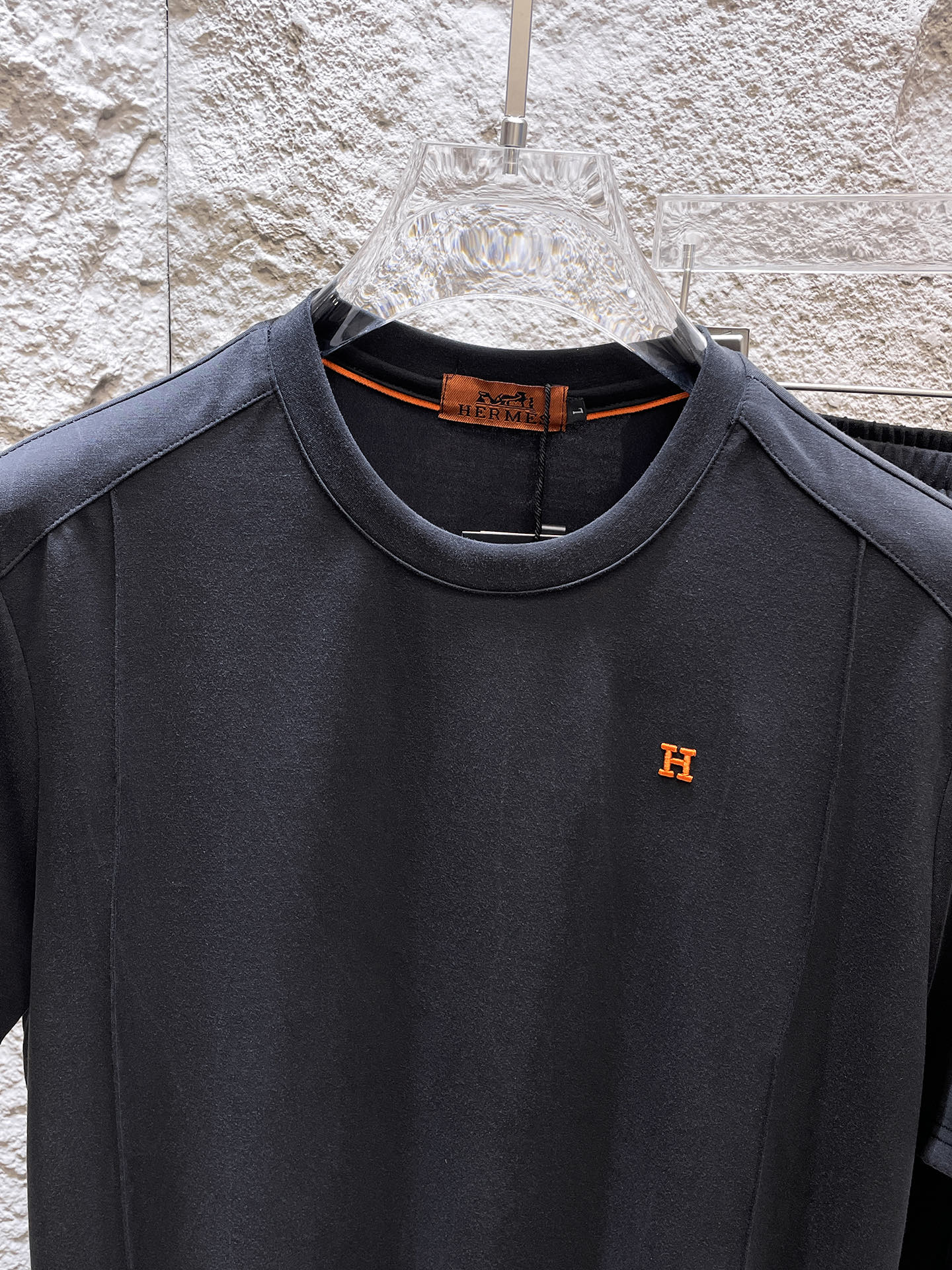 Hermès 品牌：爱马仕 2026圆领短袖长裤套装 丝光面料上身不会闷热 爽滑舒适的亲肤效果更加透气