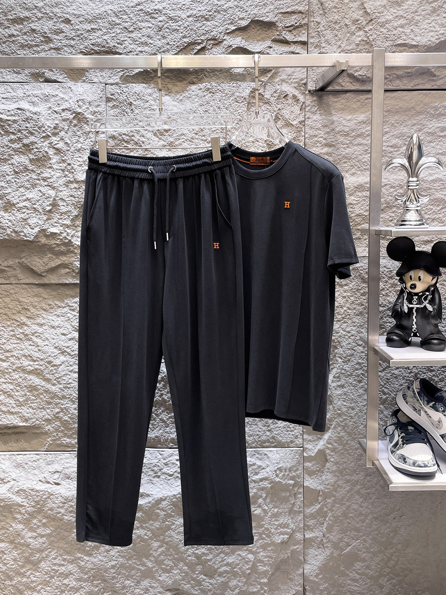 Hermès 品牌：爱马仕 2026圆领短袖长裤套装 丝光面料上身不会闷热 爽滑舒适的亲肤效果更加透气