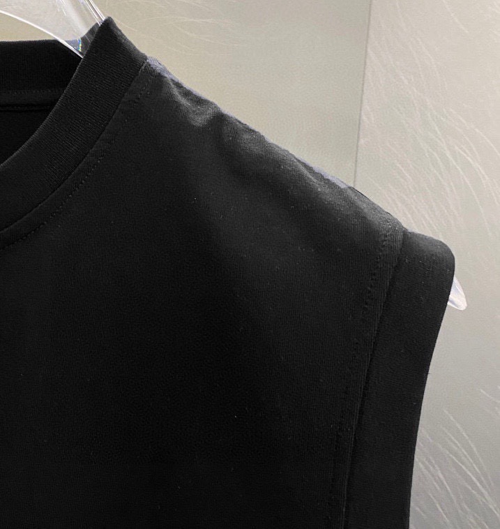 Hermès 品牌：爱马仕 2026夏季新品背心T袖 简约款式 任何人都可以轻松驾驶 进口定制丝光棉面料 手软舒适有型 吸汗透气