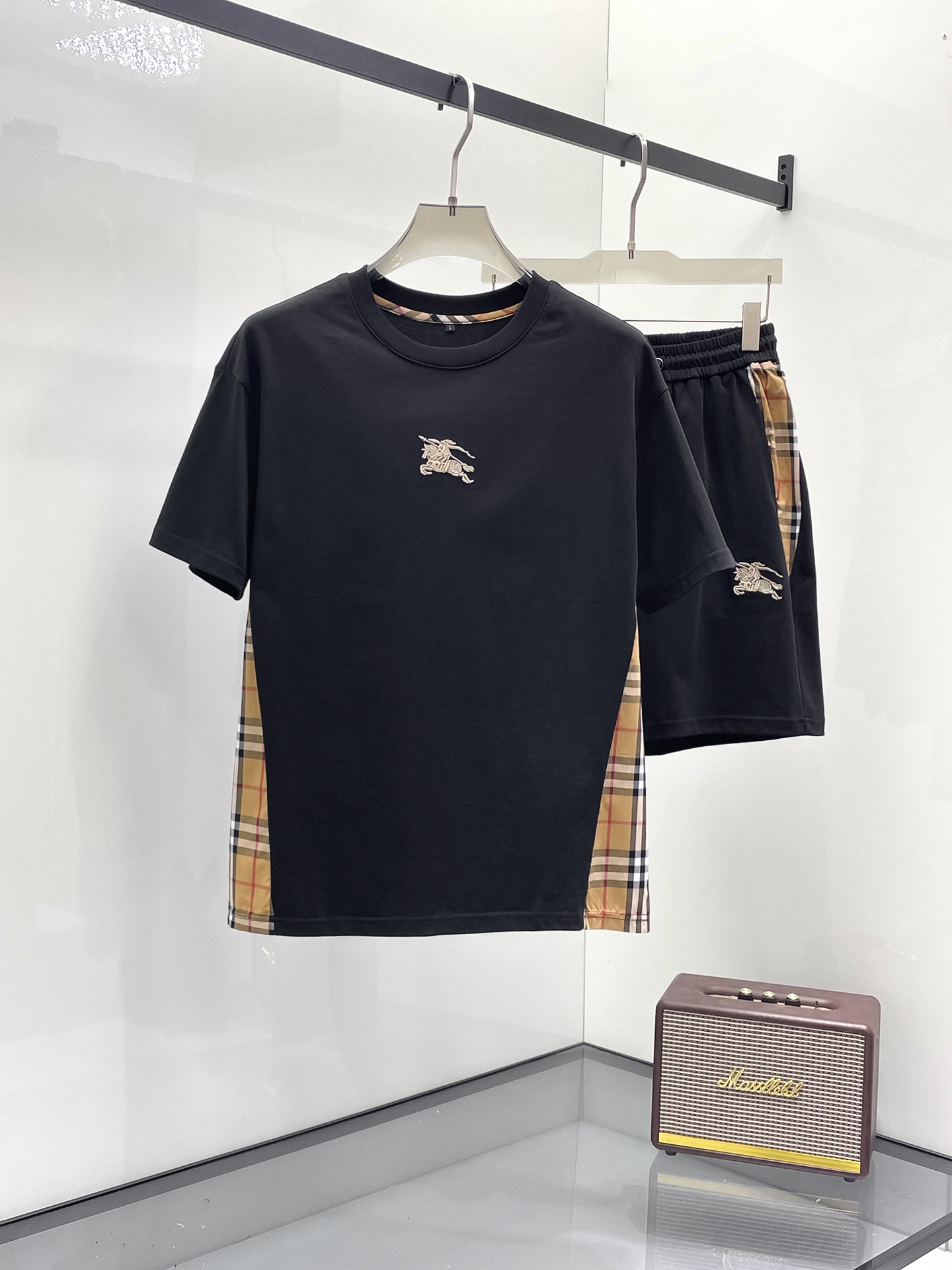 Burberry 品牌：巴宝莉 2026圆领短袖短裤套装 纯棉面料上身不会闷热 爽滑舒适的亲肤效果更加透气