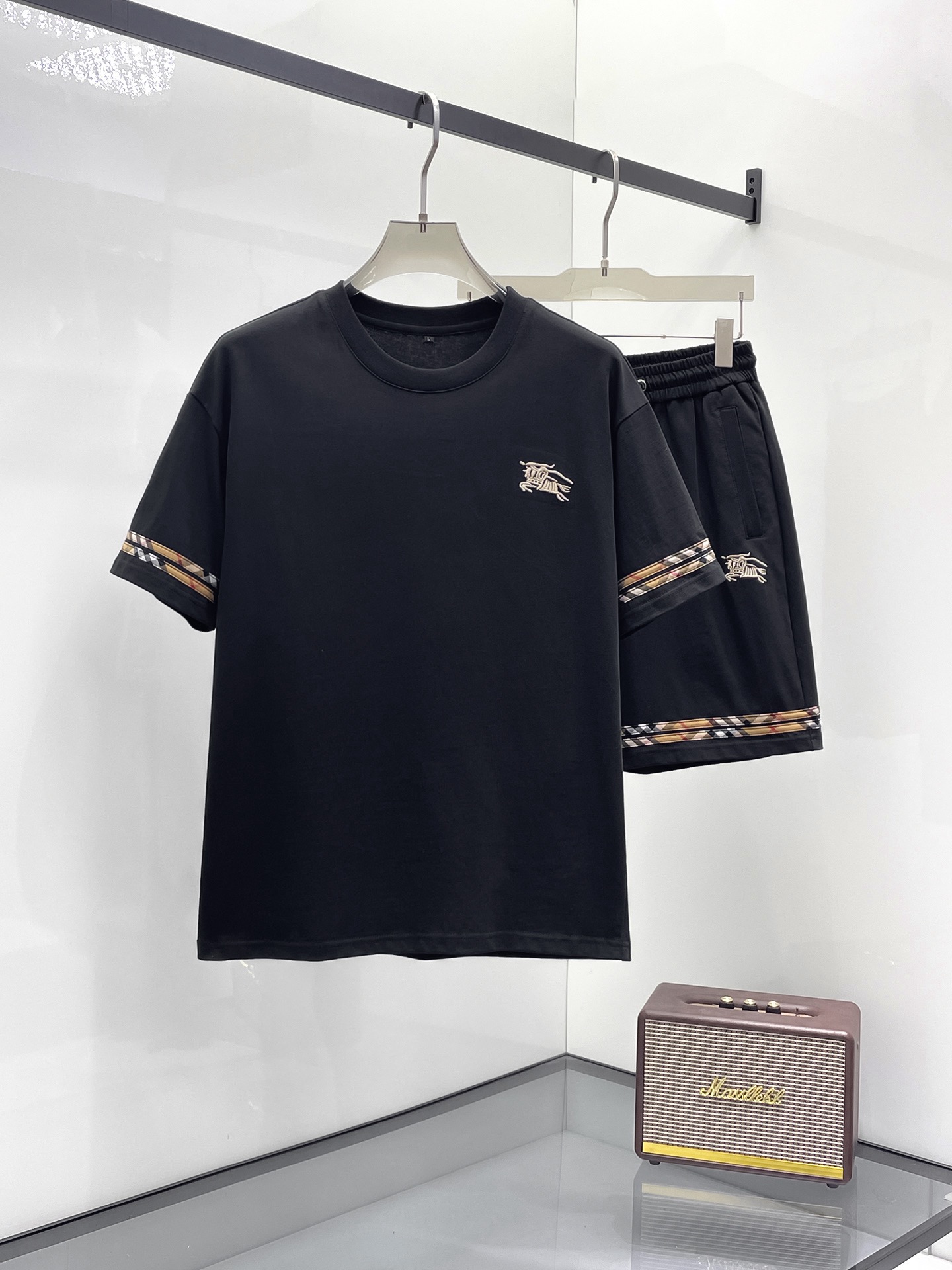Burberry 品牌：巴宝莉 2026圆领短袖短裤套装 纯棉面料上身不会闷热 爽滑舒适的亲肤效果更加透气