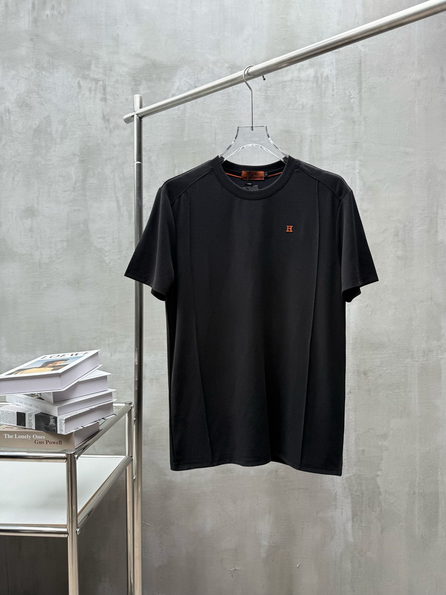 Hermès 品牌：爱马仕 2026圆领短袖长裤套装 丝光面料上身不会闷热 爽滑舒适的亲肤效果更加透气