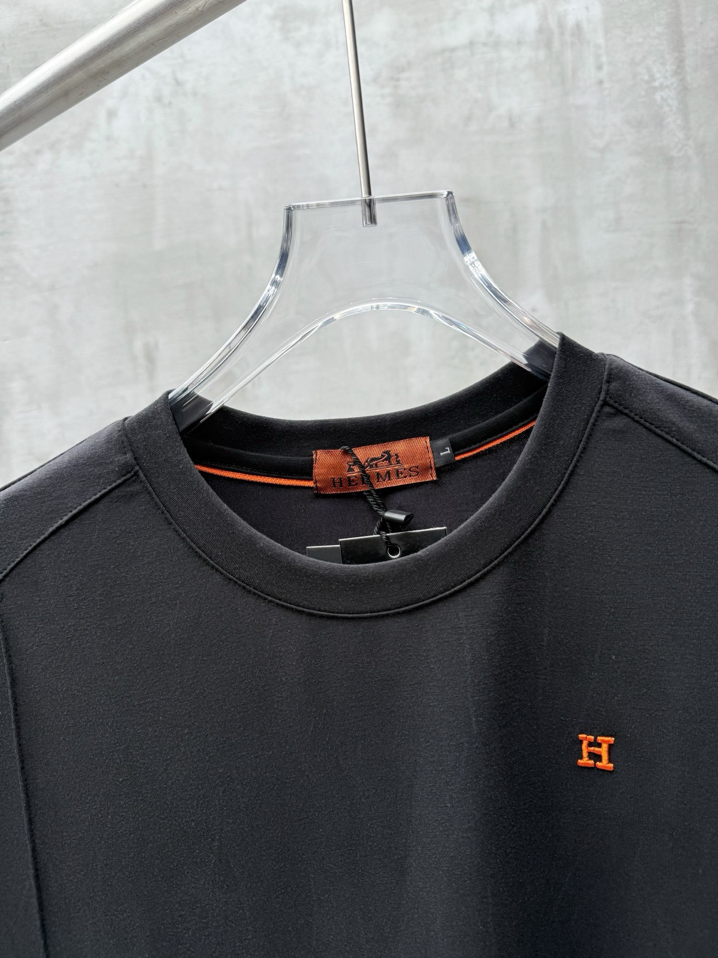Hermès 品牌：爱马仕 2026圆领短袖长裤套装 丝光面料上身不会闷热 爽滑舒适的亲肤效果更加透气