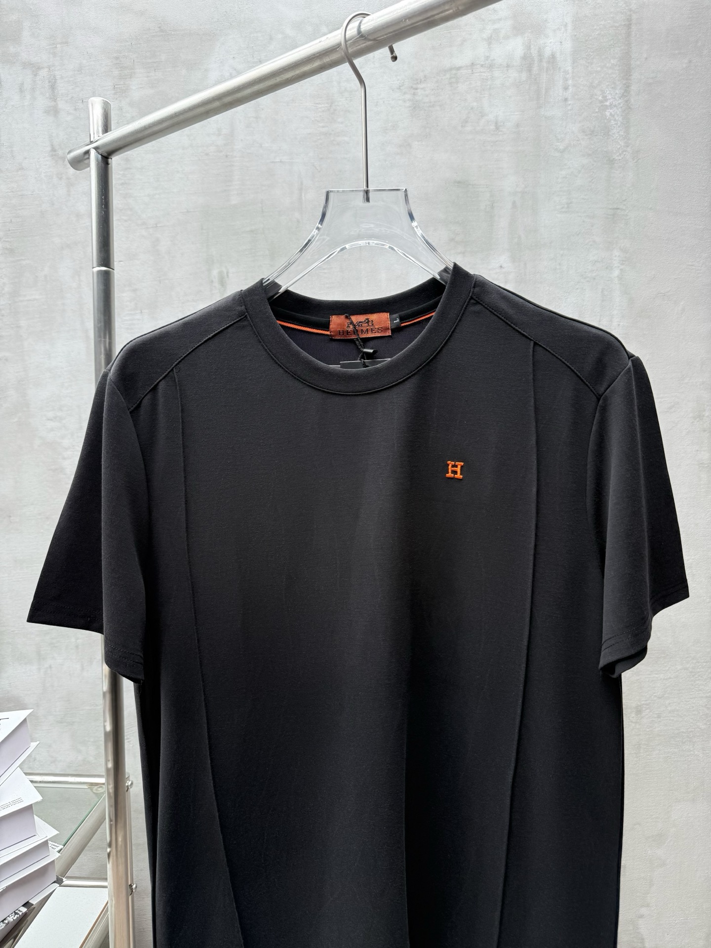 Hermès 品牌：爱马仕 2026圆领短袖长裤套装 丝光面料上身不会闷热 爽滑舒适的亲肤效果更加透气