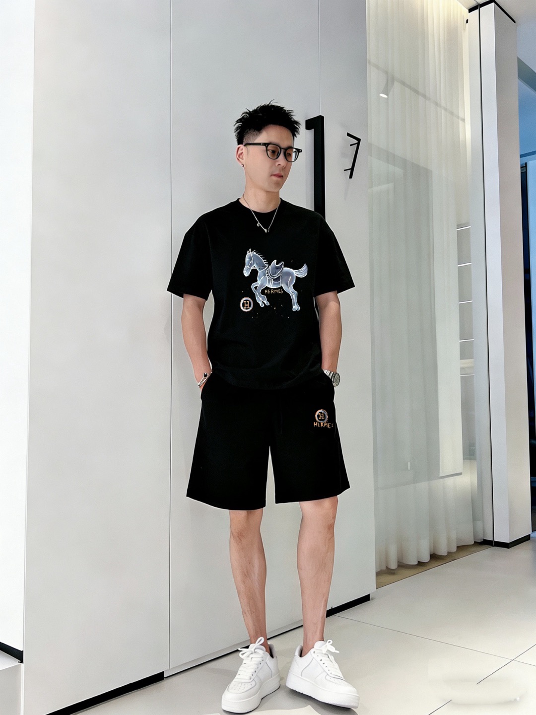 Hermès 品牌：爱马仕 2026新款男士短袖短裤套装 销售 市面高端版本 手感细腻柔软 让你穿着更加舒适 立体裁剪版型超赞 尺码:M-5XL下单请报身高体重