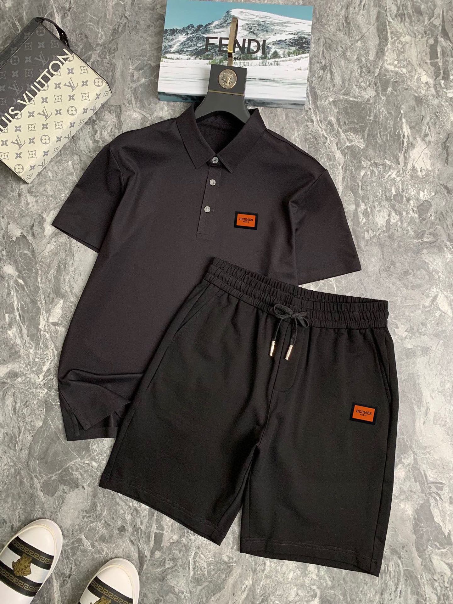 Hermès 品牌： 爱马仕 2026 世界知名奢侈品牌 夏季男士高品质 货翻领套装 采用进口 面料