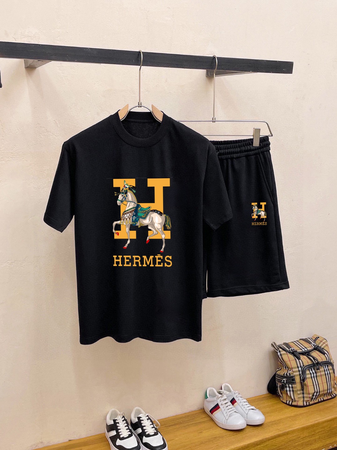 Hermès 品牌：爱马仕 2026新款男士短袖短裤套装 销售 市面高端版本 手感细腻柔软 让你穿着更加舒适 立体裁剪版型超赞 尺码:M-5XL下单请报身高体重