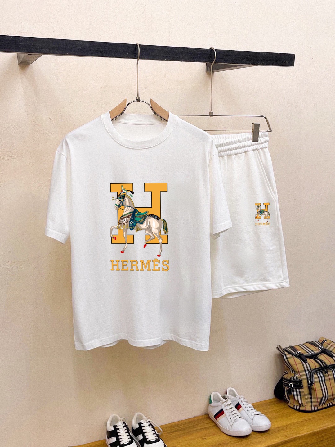 Hermès 品牌：爱马仕 2026新款男士短袖短裤套装 销售 市面高端版本 手感细腻柔软 让你穿着更加舒适 立体裁剪版型超赞 尺码:M-5XL下单请报身高体重
