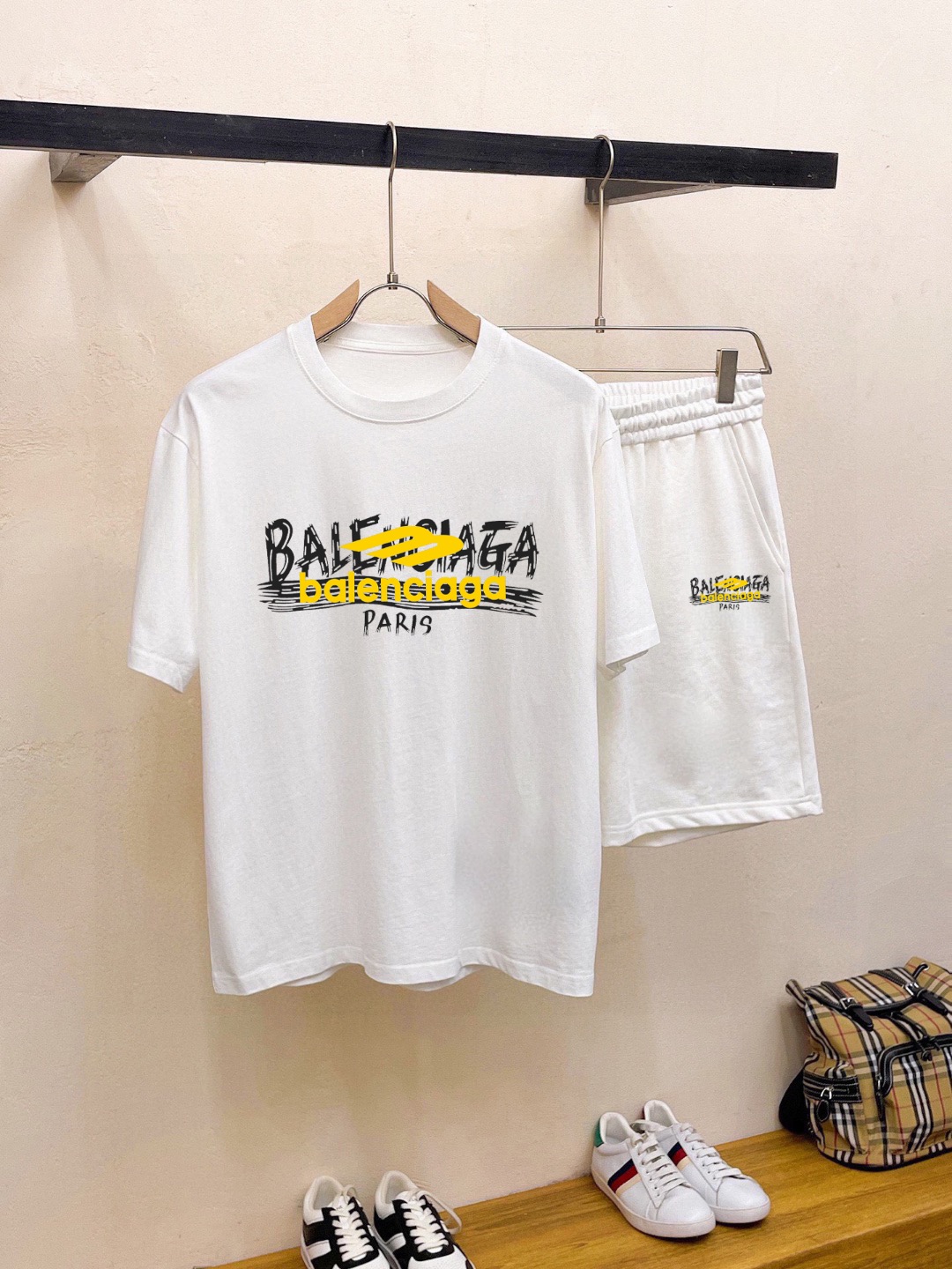 Balenciaga 品牌：巴黎世家 2026新款男士短袖短裤套装 销售 市面高端版本 手感细腻柔软 让你穿着更加舒适 立体裁剪版型超赞 尺码:M-5XL下单请报身高体重