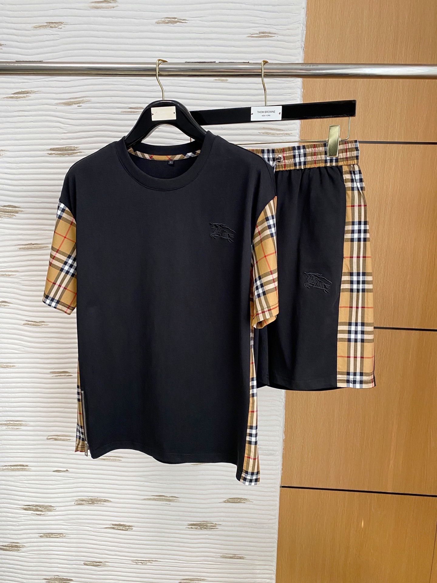 Burberry 品牌：巴宝莉 2026圆领短袖短裤套装 纯棉面料上身不会闷热 爽滑舒适的亲肤效果更加透气