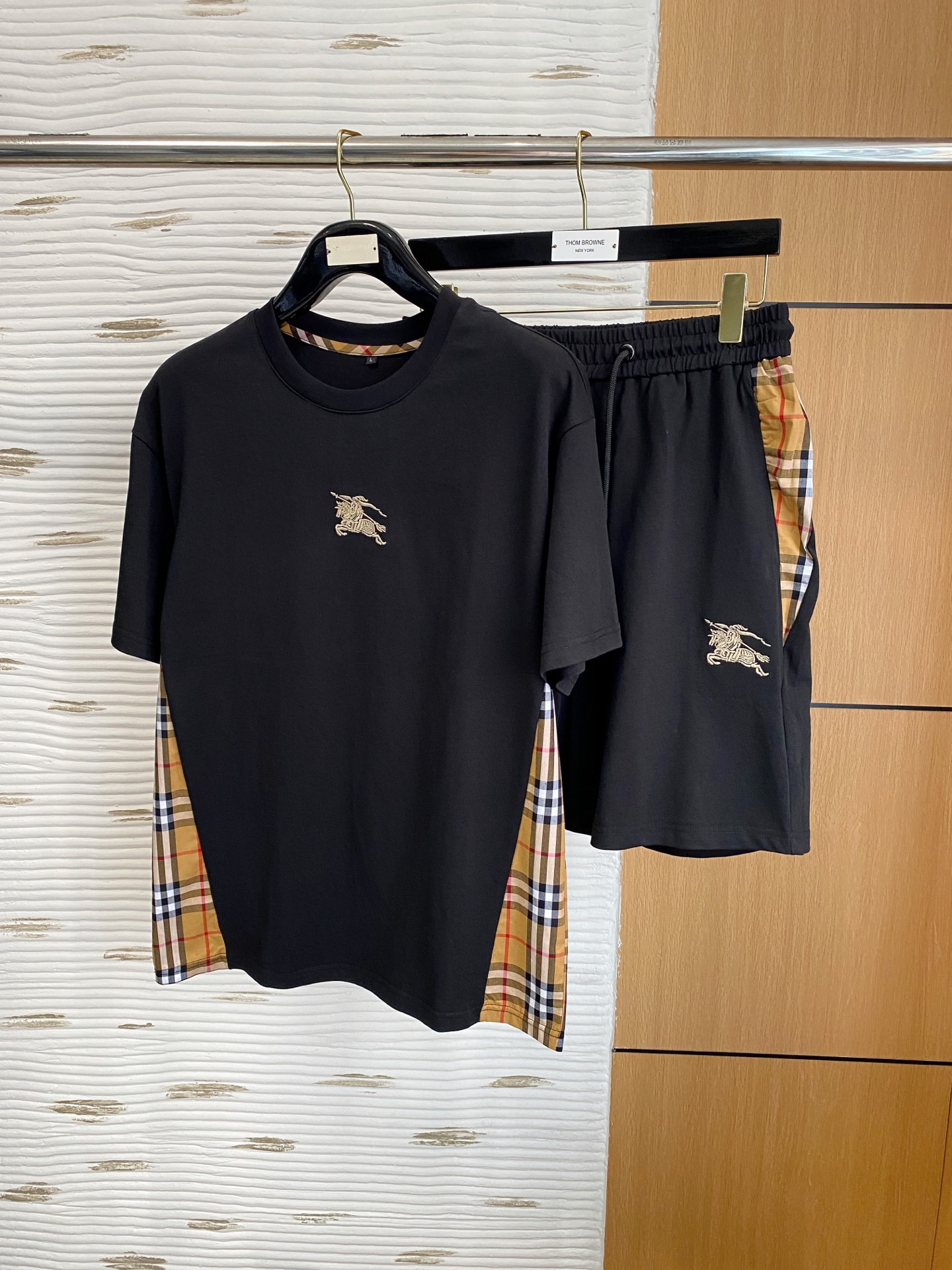 Burberry 品牌：巴宝莉 2026圆领短袖短裤套装 纯棉面料上身不会闷热 爽滑舒适的亲肤效果更加透气