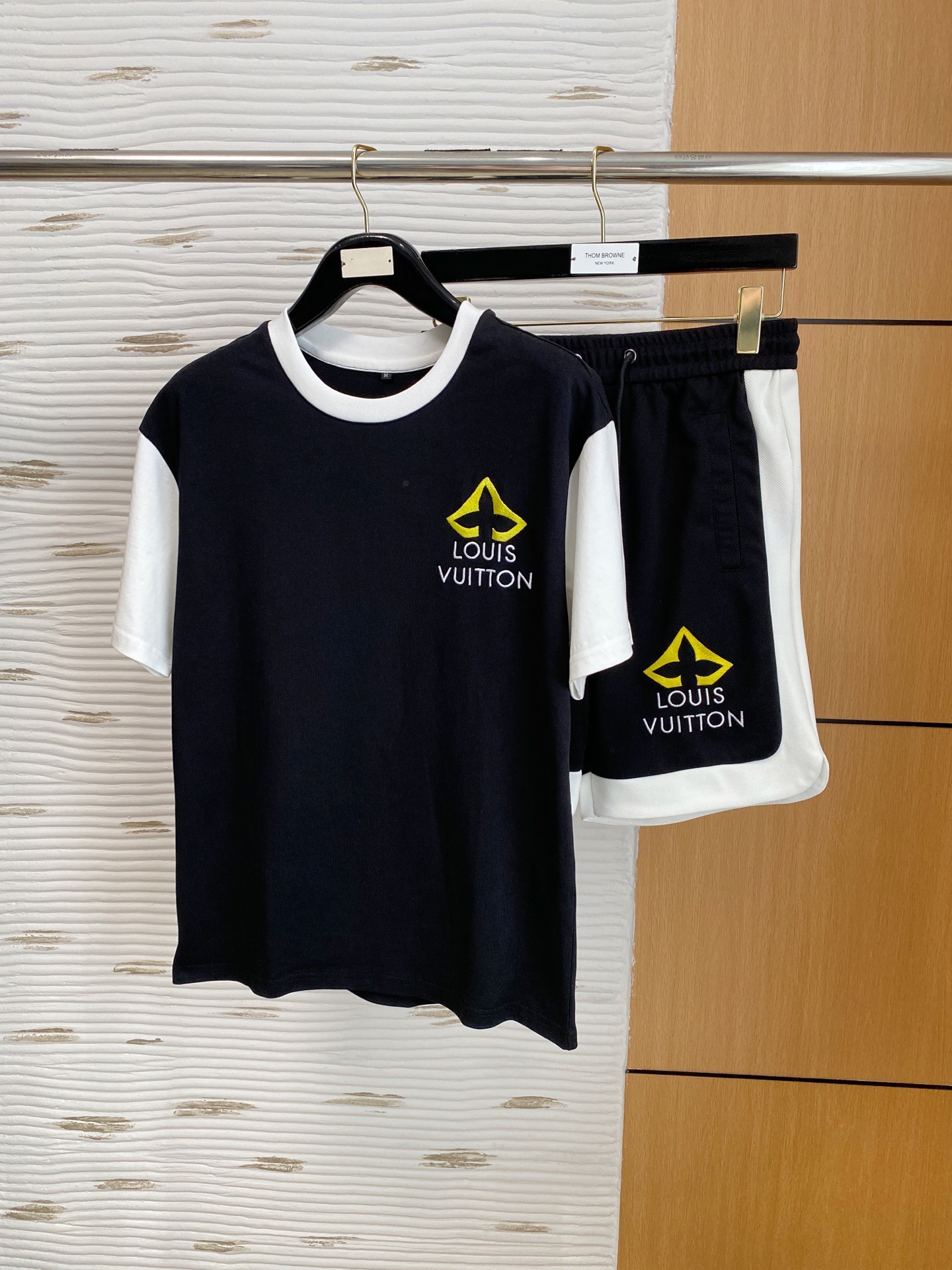 Unknown 品牌：LV 2026圆领短袖短裤套装 纯棉面料上身不会闷热 爽滑舒适的亲肤效果更加透气