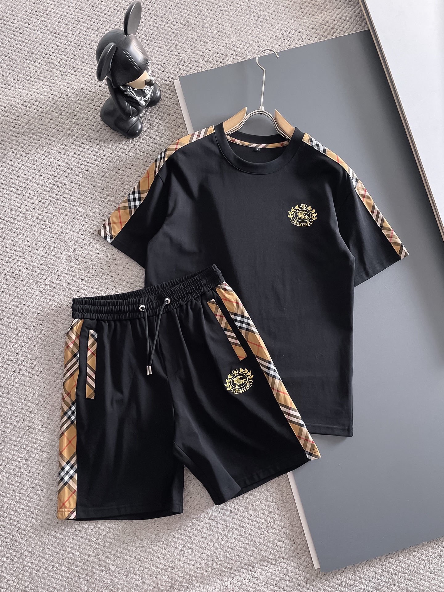 Burberry 品牌：巴宝莉 2026圆领短袖短裤套装 纯棉面料上身不会闷热 爽滑舒适的亲肤效果更加透气
