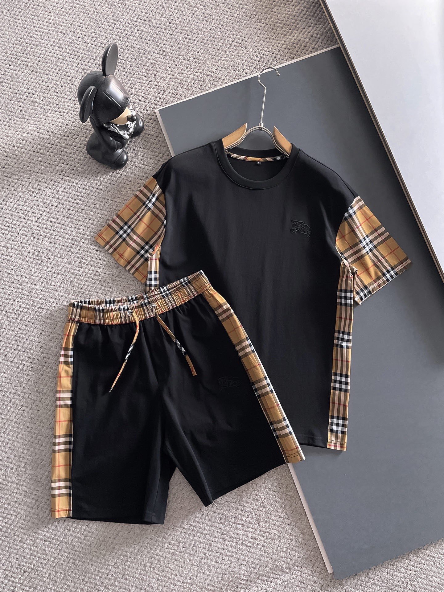 Burberry 品牌：巴宝莉 2026圆领短袖短裤套装 纯棉面料上身不会闷热 爽滑舒适的亲肤效果更加透气