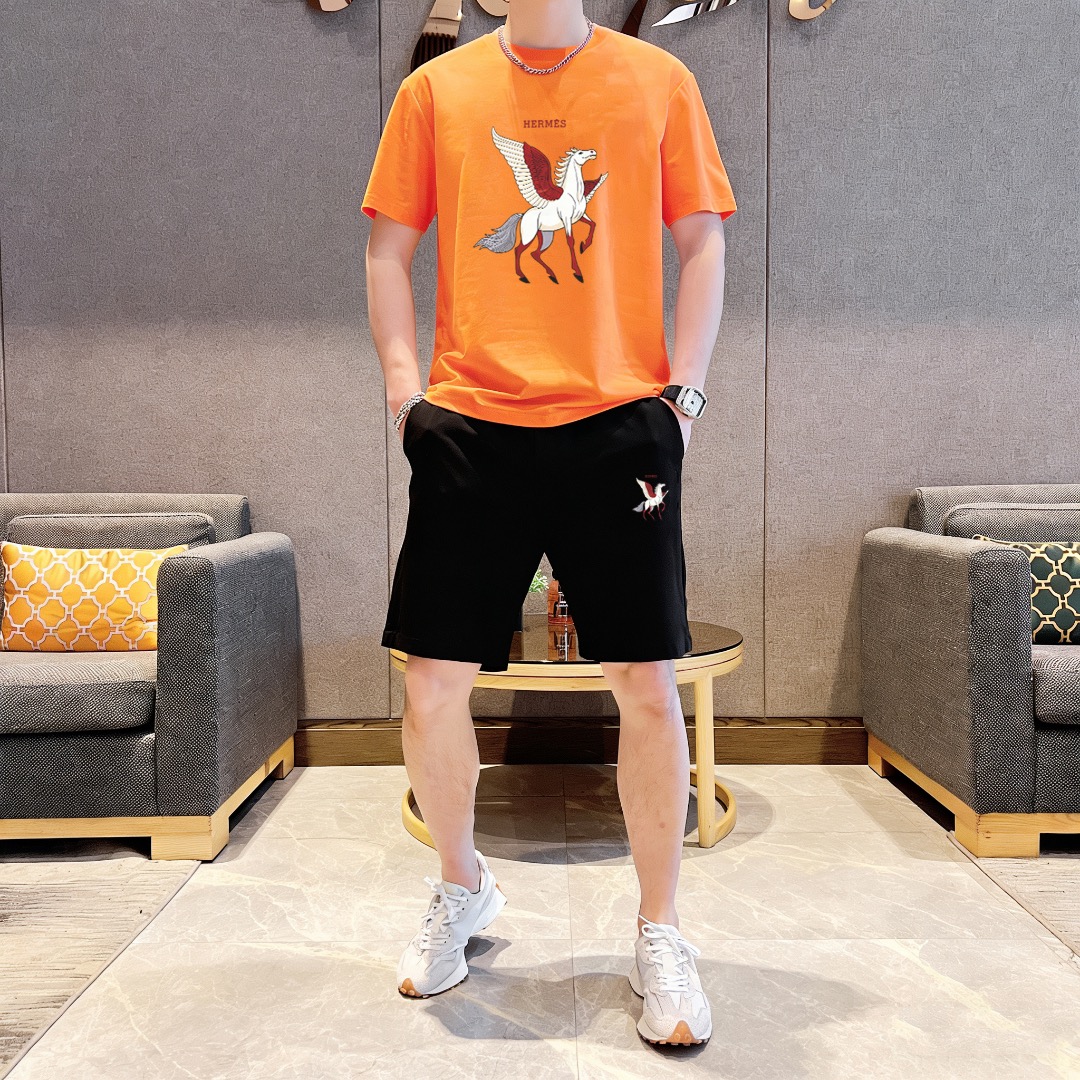 Hermès 品牌：爱马仕 2026新款男士短袖短裤套装 销售 市面高端版本 手感细腻柔软 让你穿着更加舒适 立体裁剪版型超赞 尺码:M-5XL下单请报身高体重