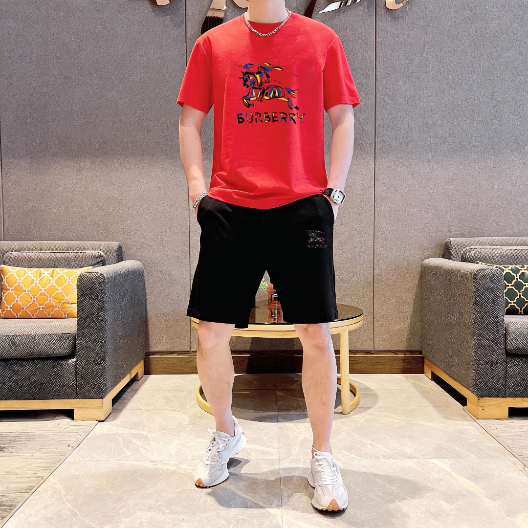 Burberry 品牌：巴宝莉 2026新款男士短袖短裤套装 销售 市面高端版本 手感细腻柔软 让你穿着更加舒适 立体裁剪版型超赞 尺码:M-5XL下单请报身高体重