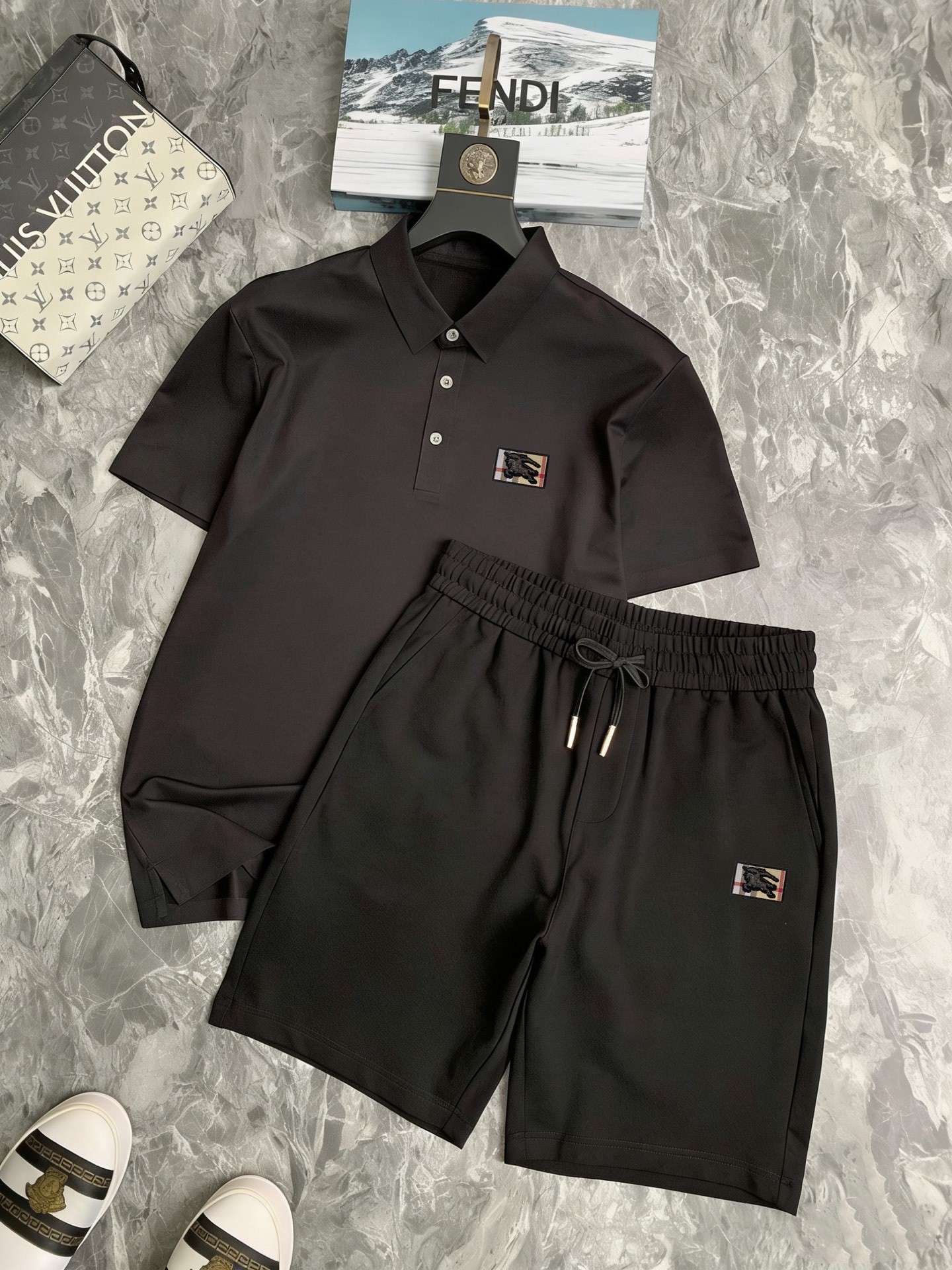 Burberry 品牌： 巴宝莉 2026 世界知名奢侈品牌 夏季男士高品质 货翻领套装 采用进口 面料