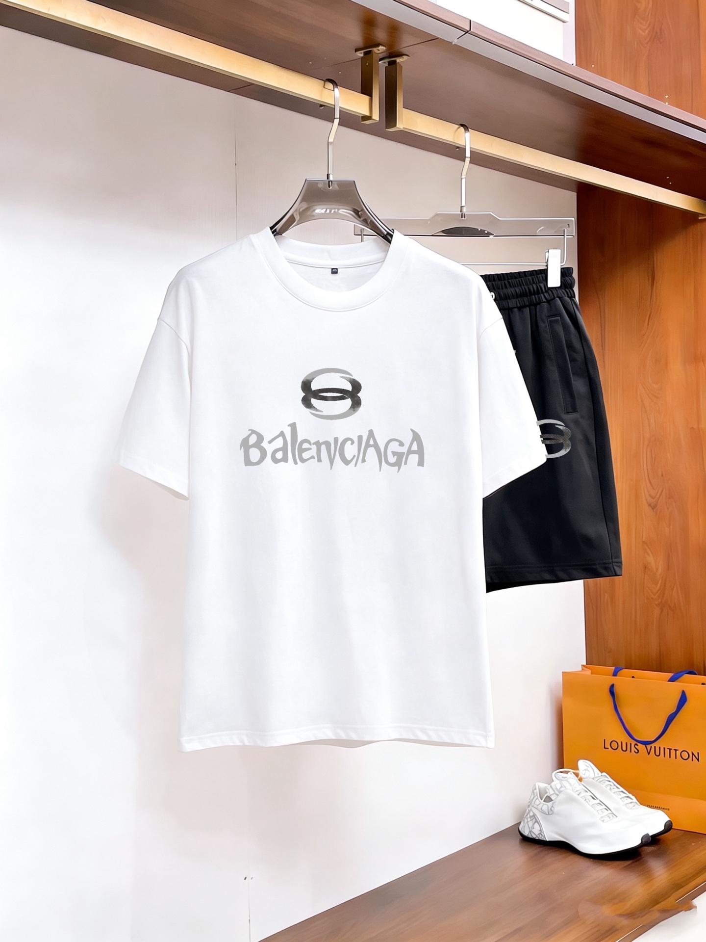 Balenciaga 品牌：巴黎世家 2026新款男士短袖短裤套装 销售 市面高端版本 手感细腻柔软 让你穿着更加舒适 立体裁剪版型超赞 尺码:M-5XL下单请报身高体重