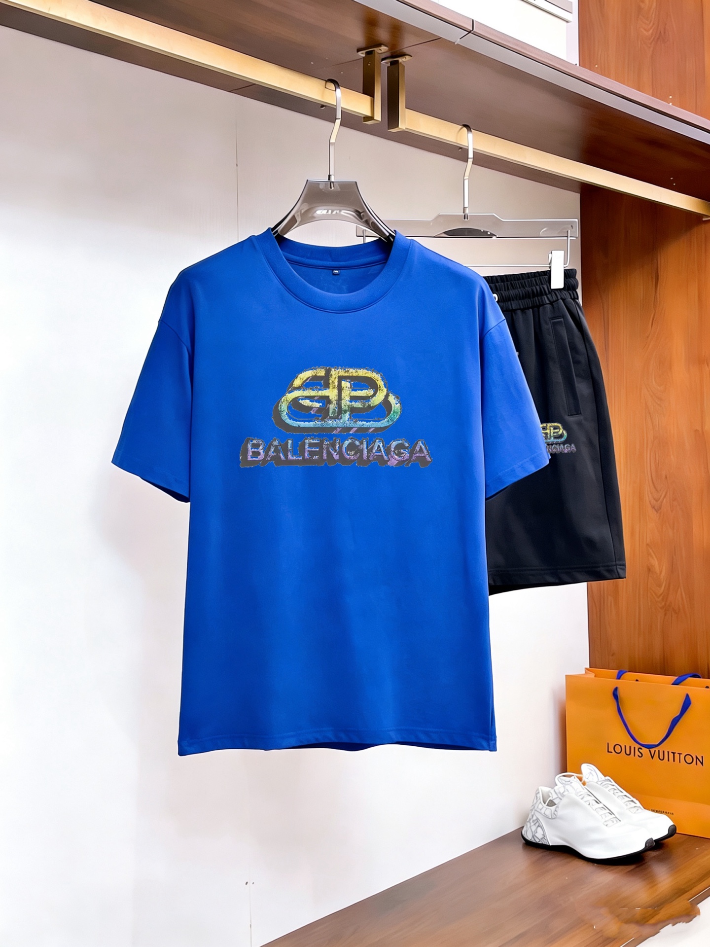 Balenciaga 品牌：巴黎世家 2026新款男士短袖短裤套装 销售 市面高端版本 手感细腻柔软 让你穿着更加舒适 立体裁剪版型超赞 尺码:M-5XL下单请报身高体重