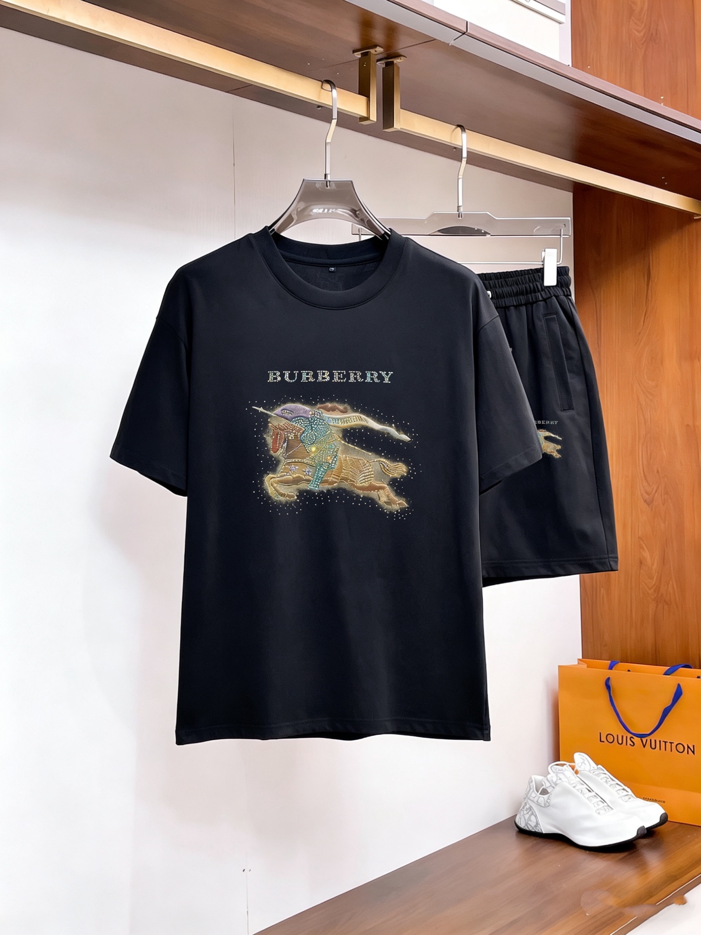 Burberry 品牌：巴宝莉 2026新款男士短袖短裤套装 销售 市面高端版本 手感细腻柔软 让你穿着更加舒适 立体裁剪版型超赞 尺码:M-5XL下单请报身高体重