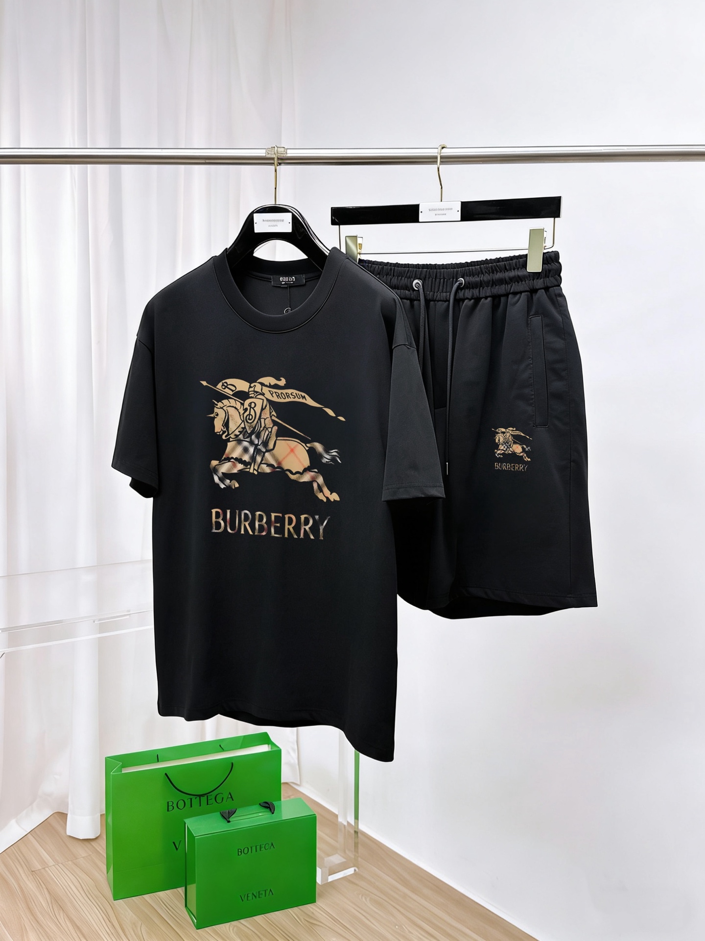 Burberry 品牌：巴宝莉 2026新款男士短袖短裤套装 销售 市面高端版本 手感细腻柔软 让你穿着更加舒适 立体裁剪版型超赞 尺码:M-5XL下单请报身高体重