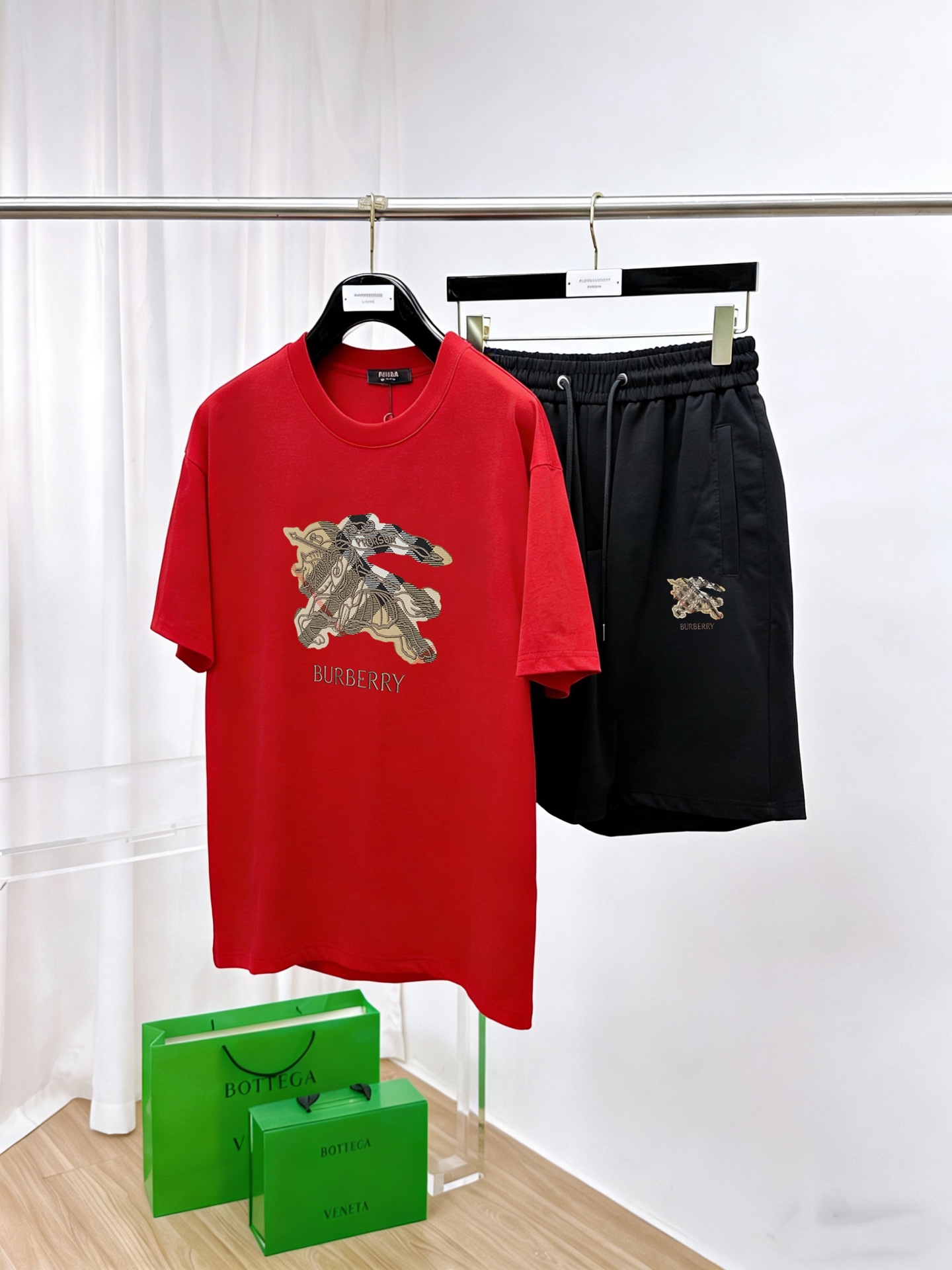 Burberry 品牌：巴宝莉 2026新款男士短袖短裤套装 销售 市面高端版本 手感细腻柔软 让你穿着更加舒适 立体裁剪版型超赞 尺码:M-5XL下单请报身高体重