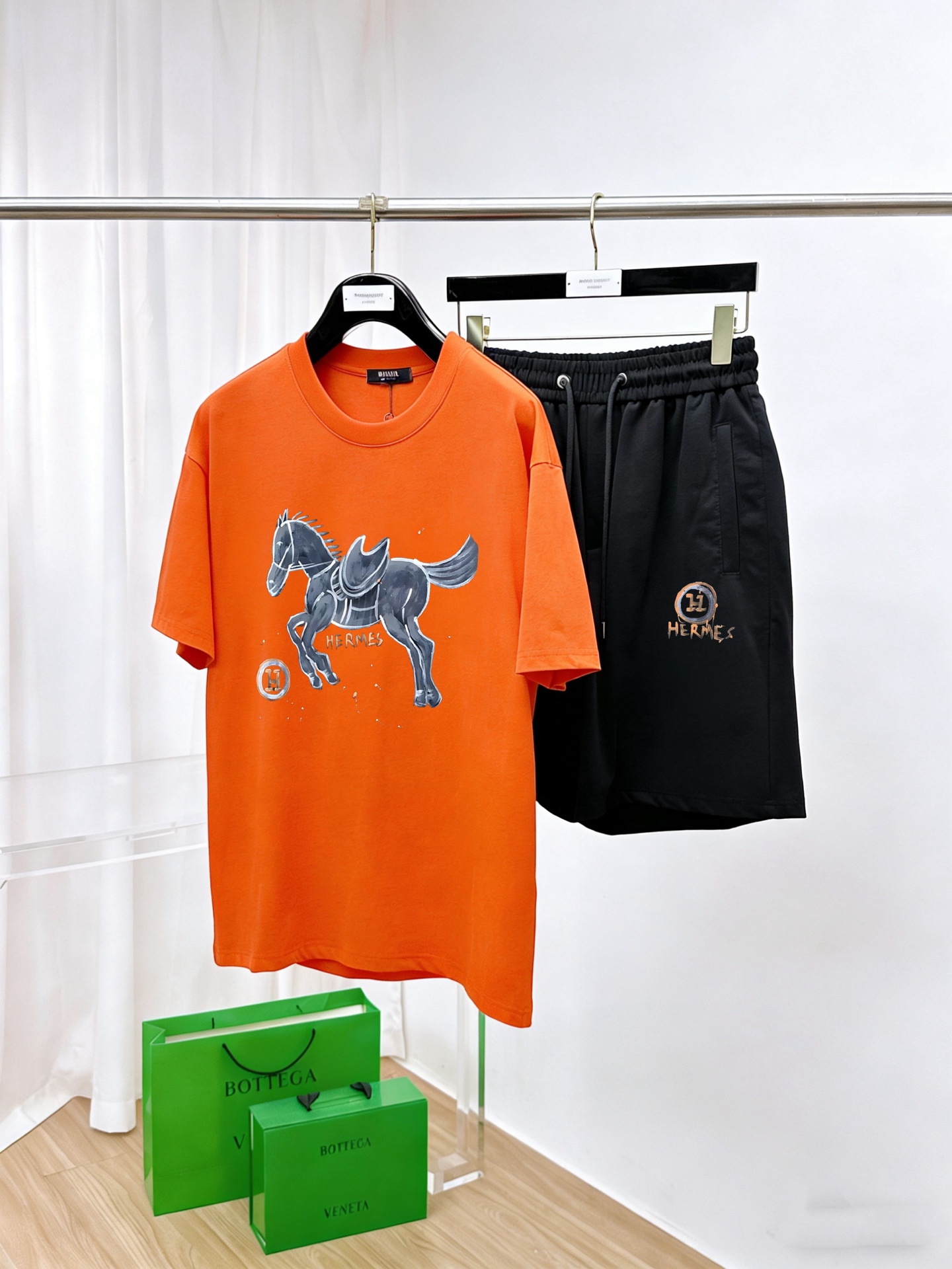 Hermès 品牌：爱马仕 2026新款男士短袖短裤套装 销售 市面高端版本 手感细腻柔软 让你穿着更加舒适 立体裁剪版型超赞 尺码:M-5XL下单请报身高体重