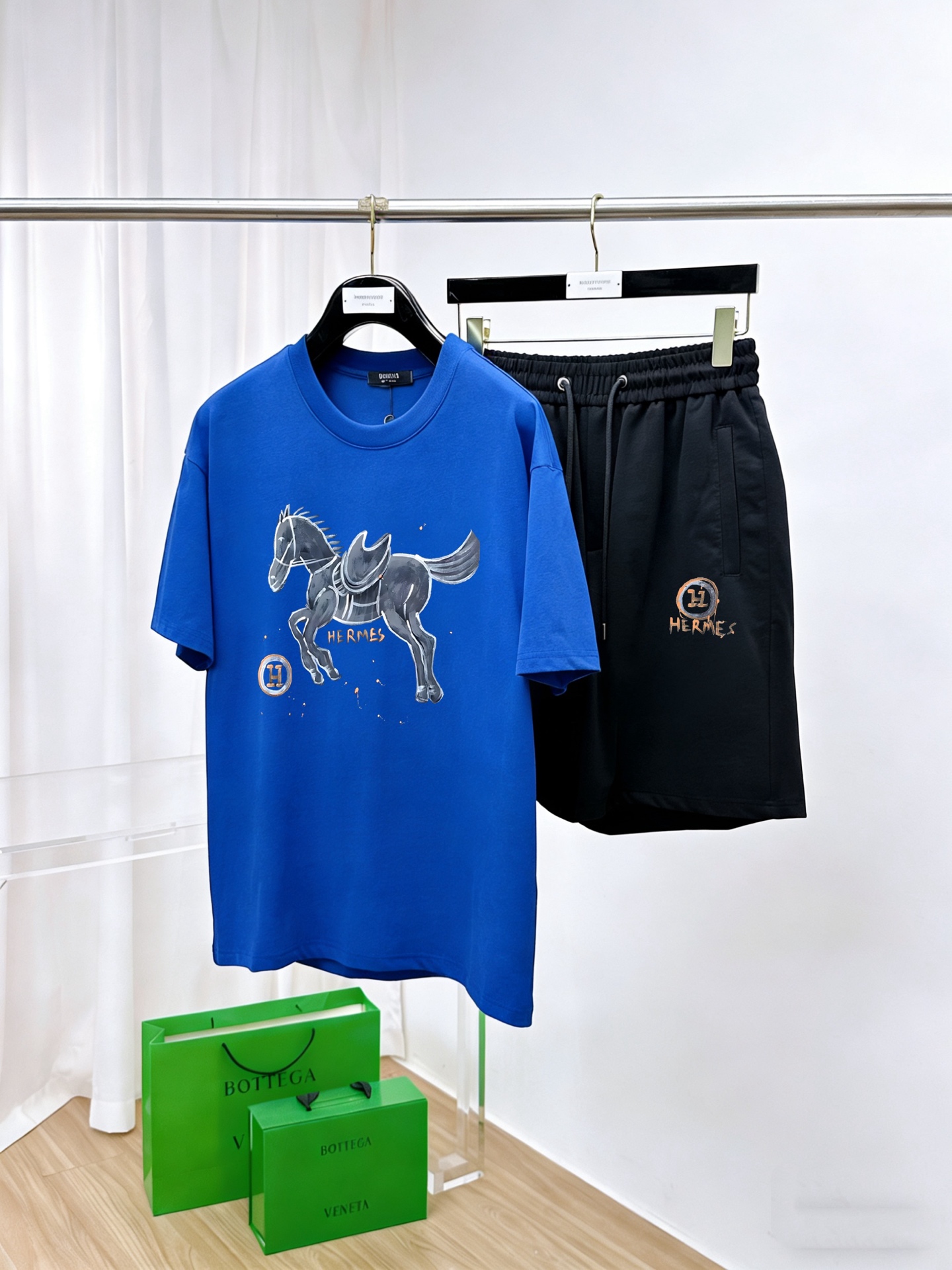 Hermès 品牌：爱马仕 2026新款男士短袖短裤套装 销售 市面高端版本 手感细腻柔软 让你穿着更加舒适 立体裁剪版型超赞 尺码:M-5XL下单请报身高体重