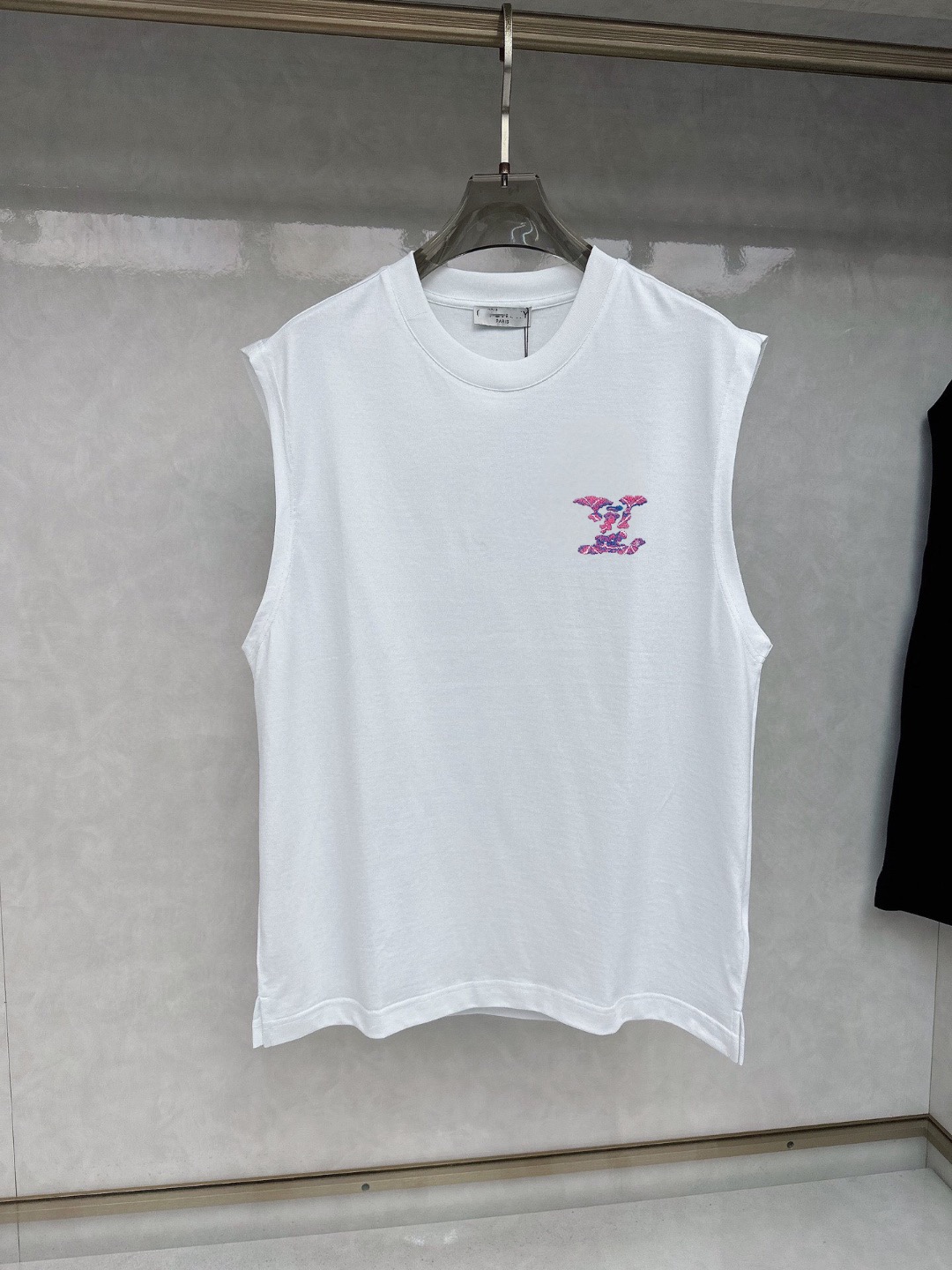 Unknown 品牌：LV 2026夏季新品背心T袖 简约款式 任何人都可以轻松驾驶 进口定制丝光棉面料 手软舒适有型 吸汗透气