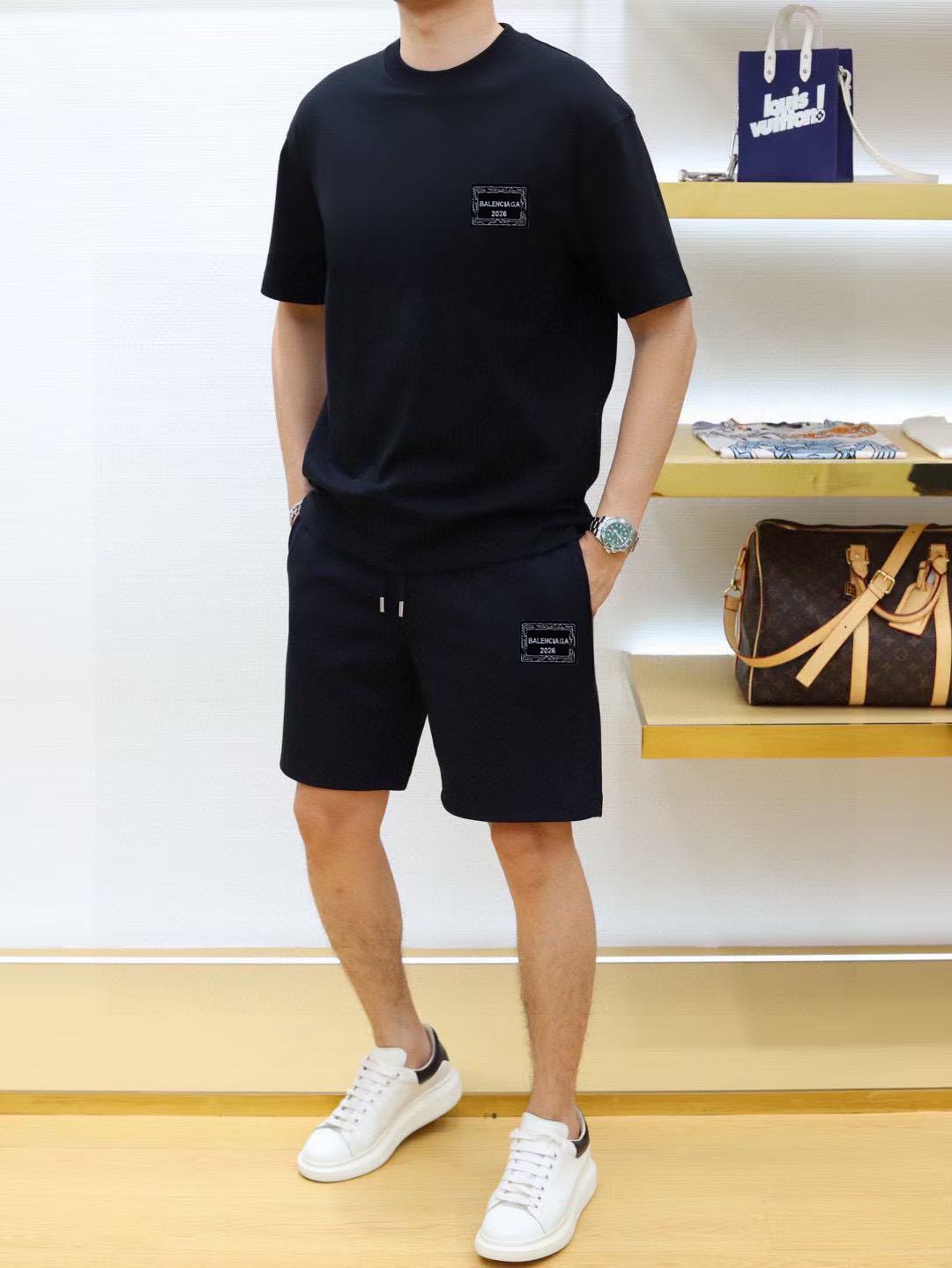 Balenciaga 品牌：巴黎世家 2026新款男士短袖短裤套装 销售 市面高端版本 手感细腻柔软 让你穿着更加舒适 立体裁剪版型超赞 尺码:M-5XL下单请报身高体重