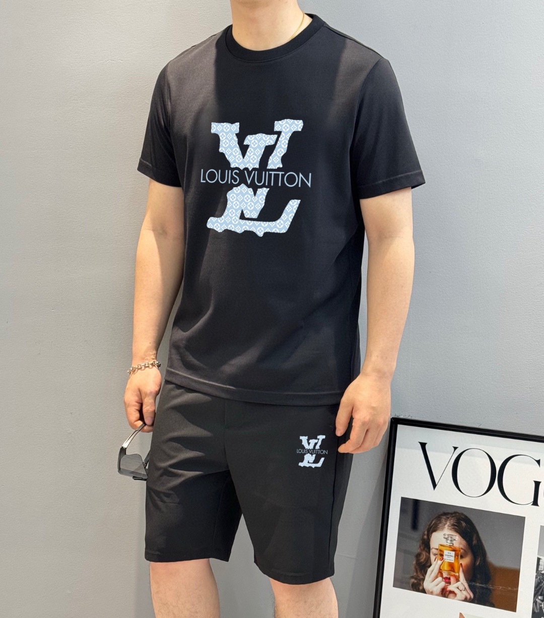 Unknown 品牌：LV 2026新款男士短袖短裤套装 销售 市面高端版本 手感细腻柔软 让你穿着更加舒适 立体裁剪版型超赞 尺码:M-5XL下单请报身高体重